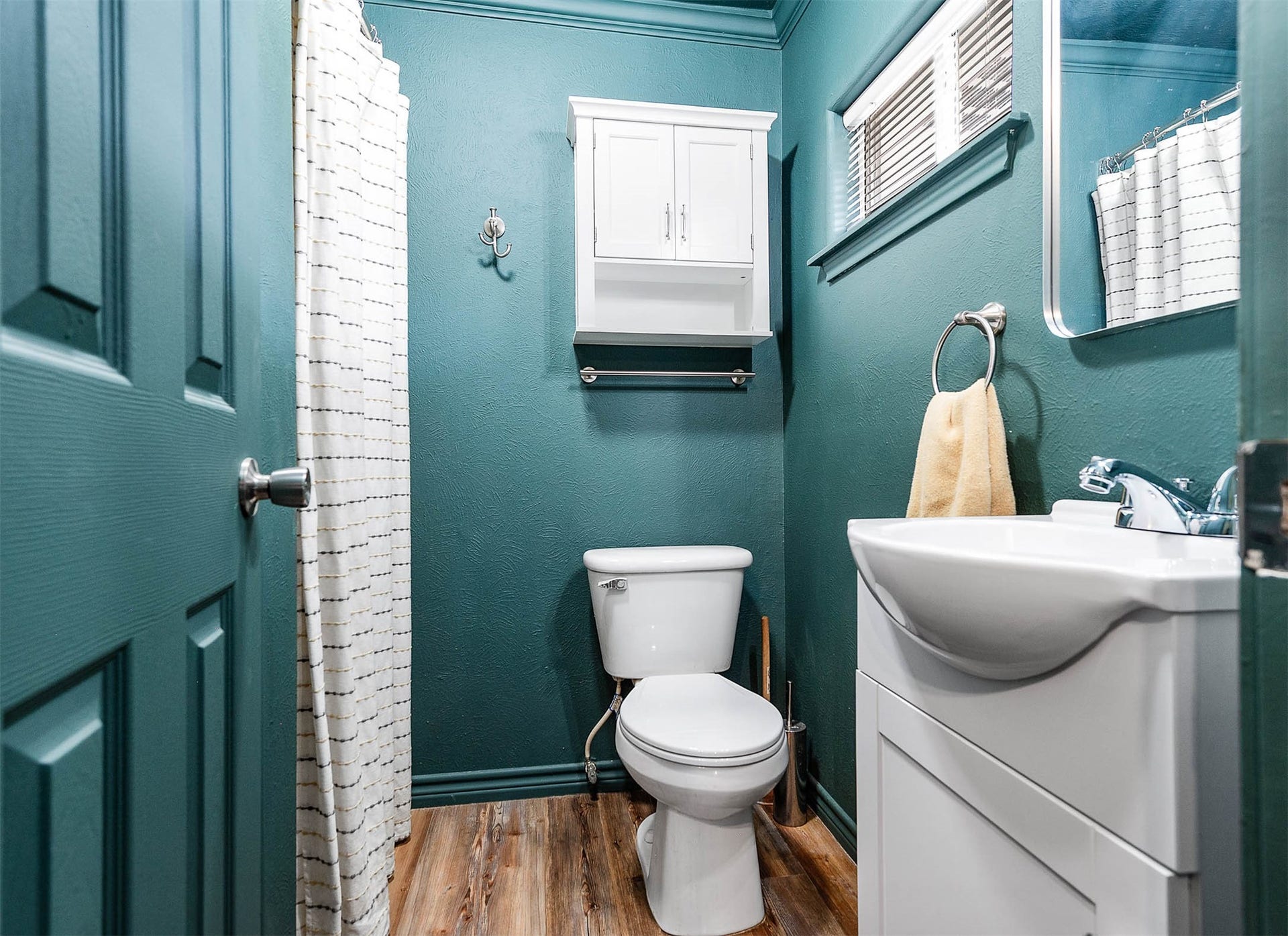 115 S Yaupon Street, Lake Jackson, TX 77566 Guest suite ensuite bath.