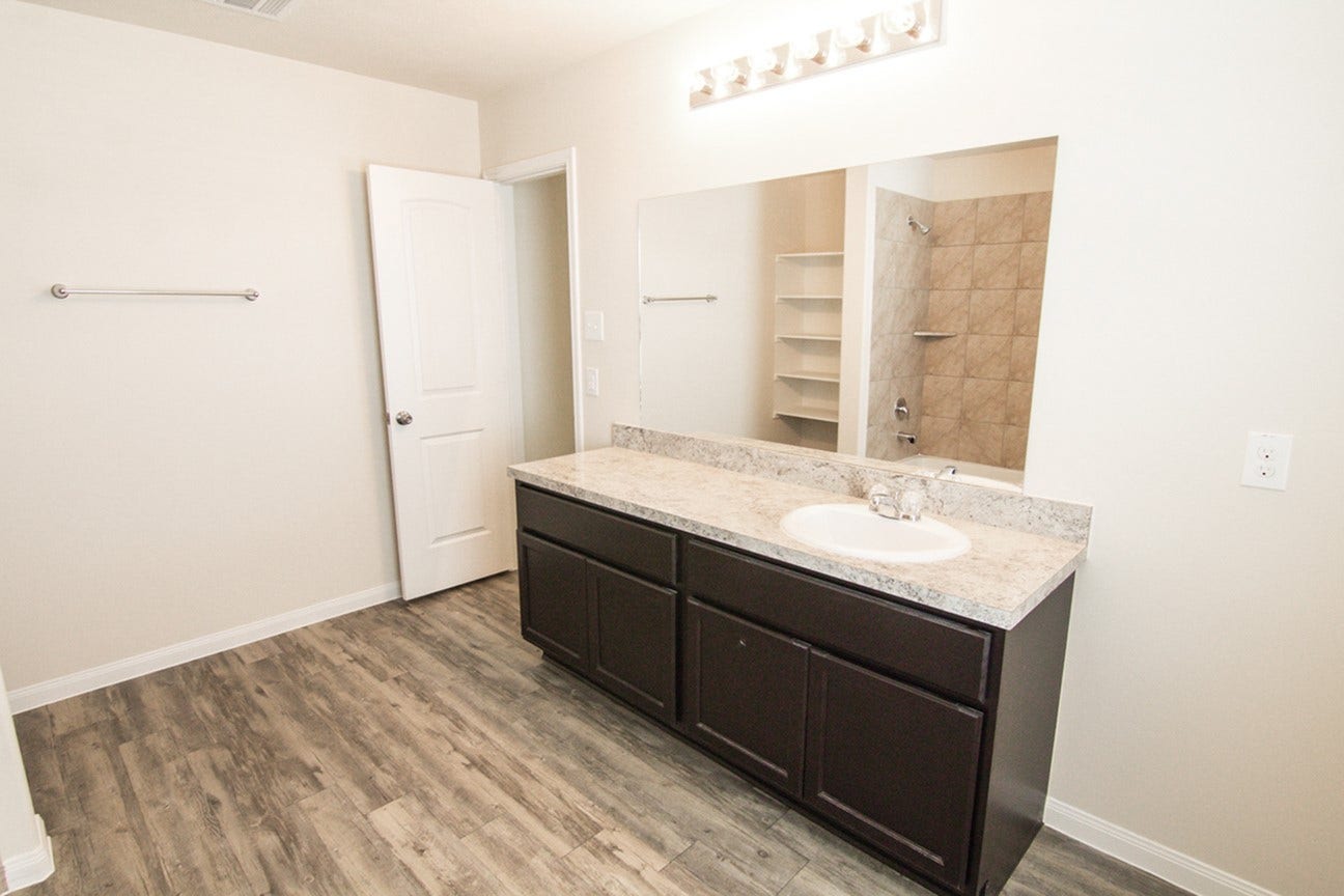 956 River Sage Court, La Marque, TX 77568 Photos may be representative of the floor plan and not the exact home. Finishes, layout, and features of the actual property for lease may vary.