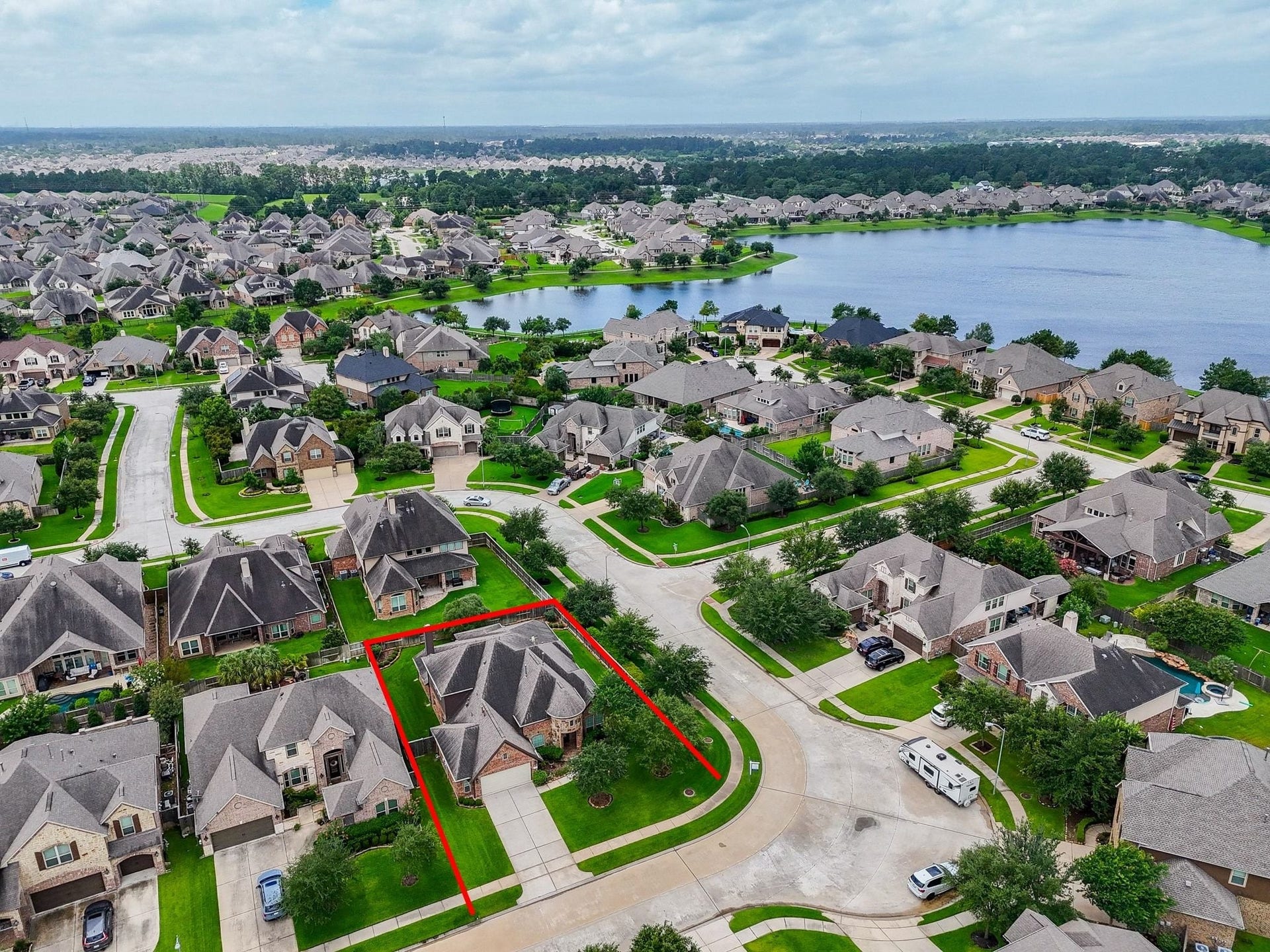 Community offers lakes, green spaces & amenities inlcuding pools, tennis courts, playgrounds, walking trails & more.
