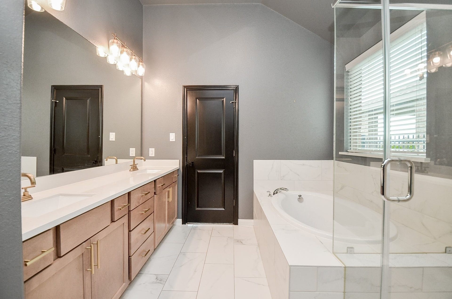 860 Marisol Bay Drive, Katy, TX 77493 A luxurious soaking tubes always a good idea, or a glass-enclosed shower for the one who is on the go. The bathroom is accented by sleek fixtures and modern lighting.