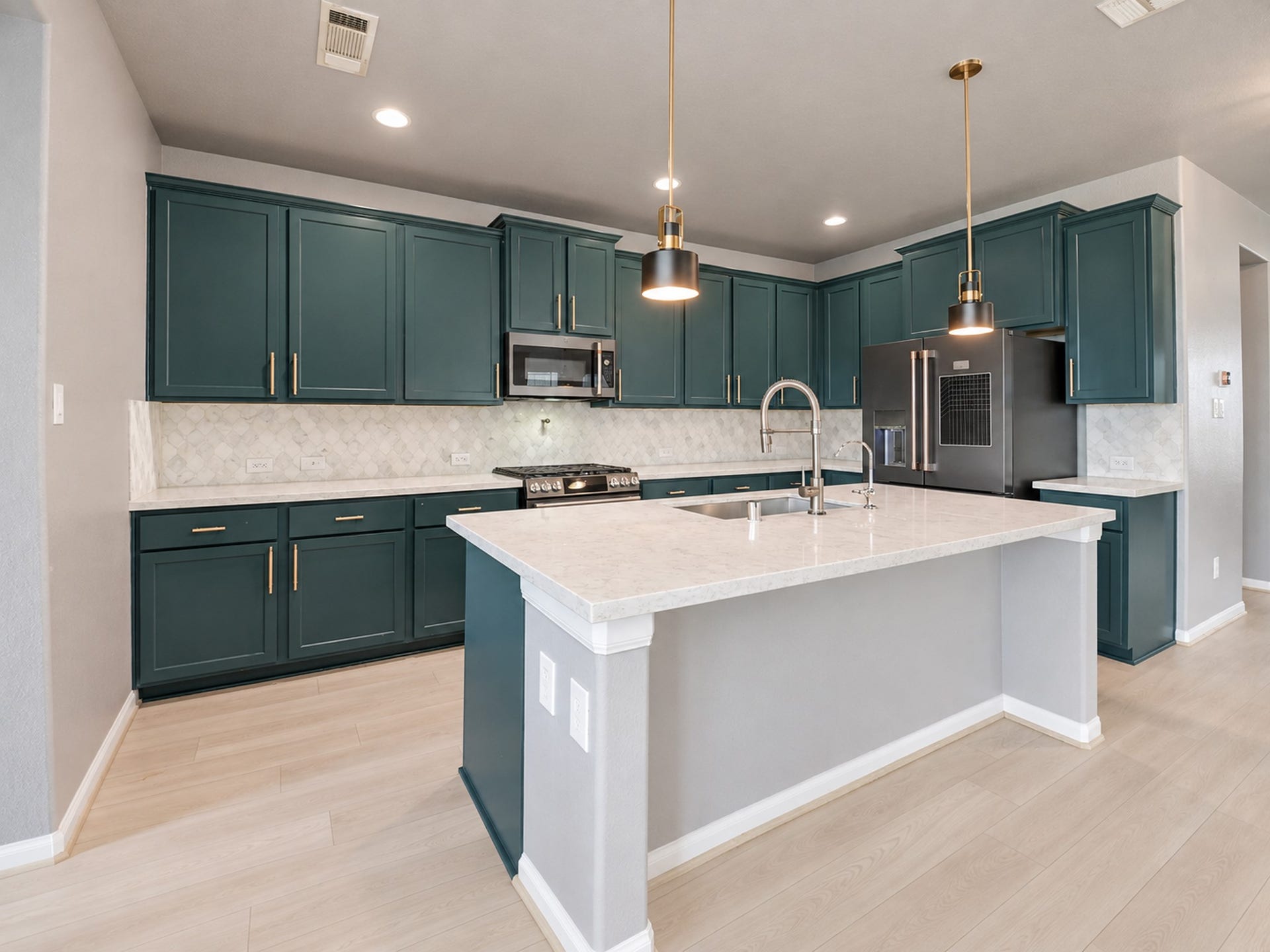 860 Marisol Bay Drive, Katy, TX 77493 The island has a deep single bowl sink and the breakfast bar area has sleek black pendant lights hanging above it. The kitchen has a modern but classy vibe