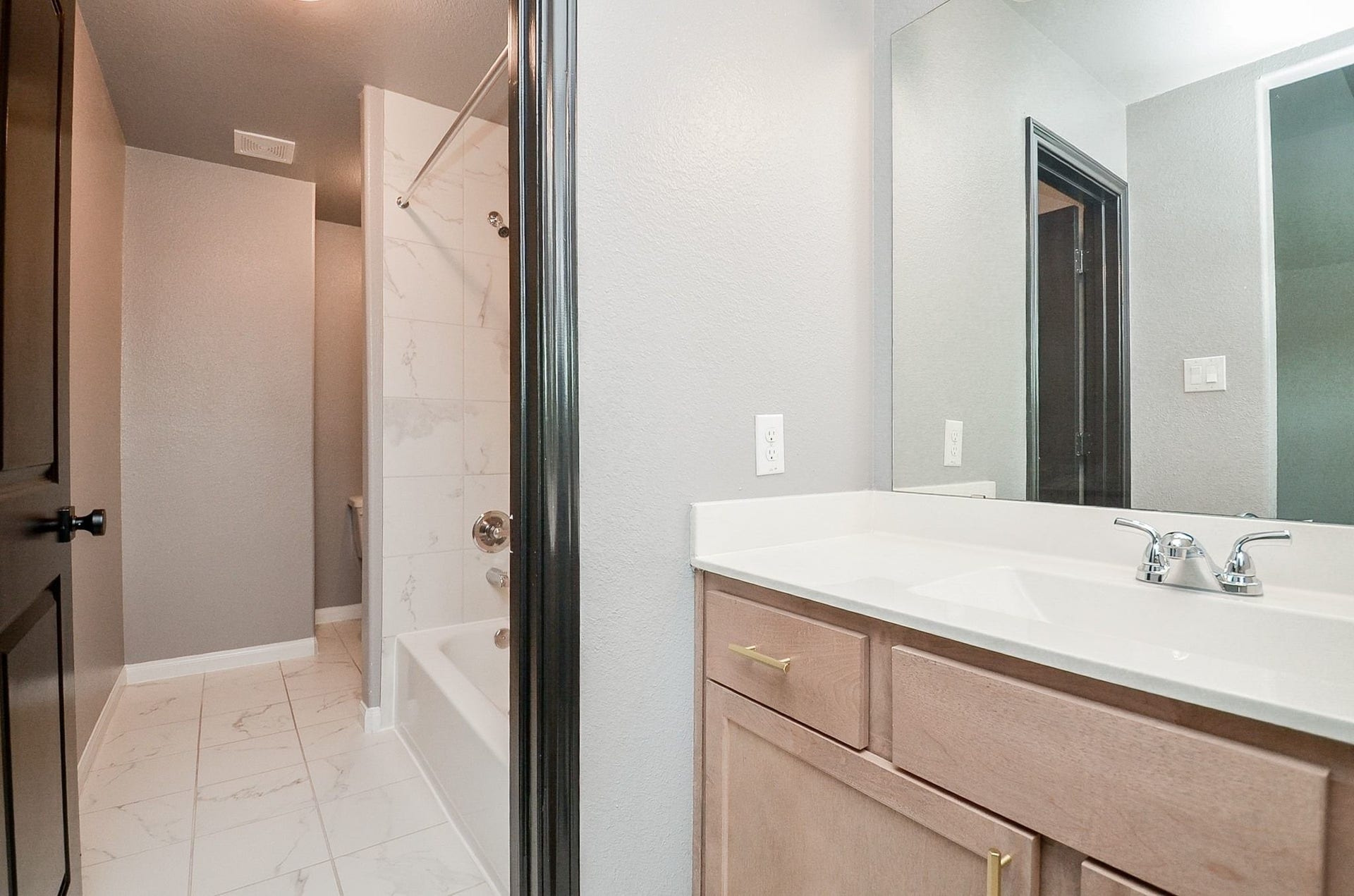 860 Marisol Bay Drive, Katy, TX 77493 The ensuite bathroom has separate tub/shower and toilet area for added privacy if the area is shared space.