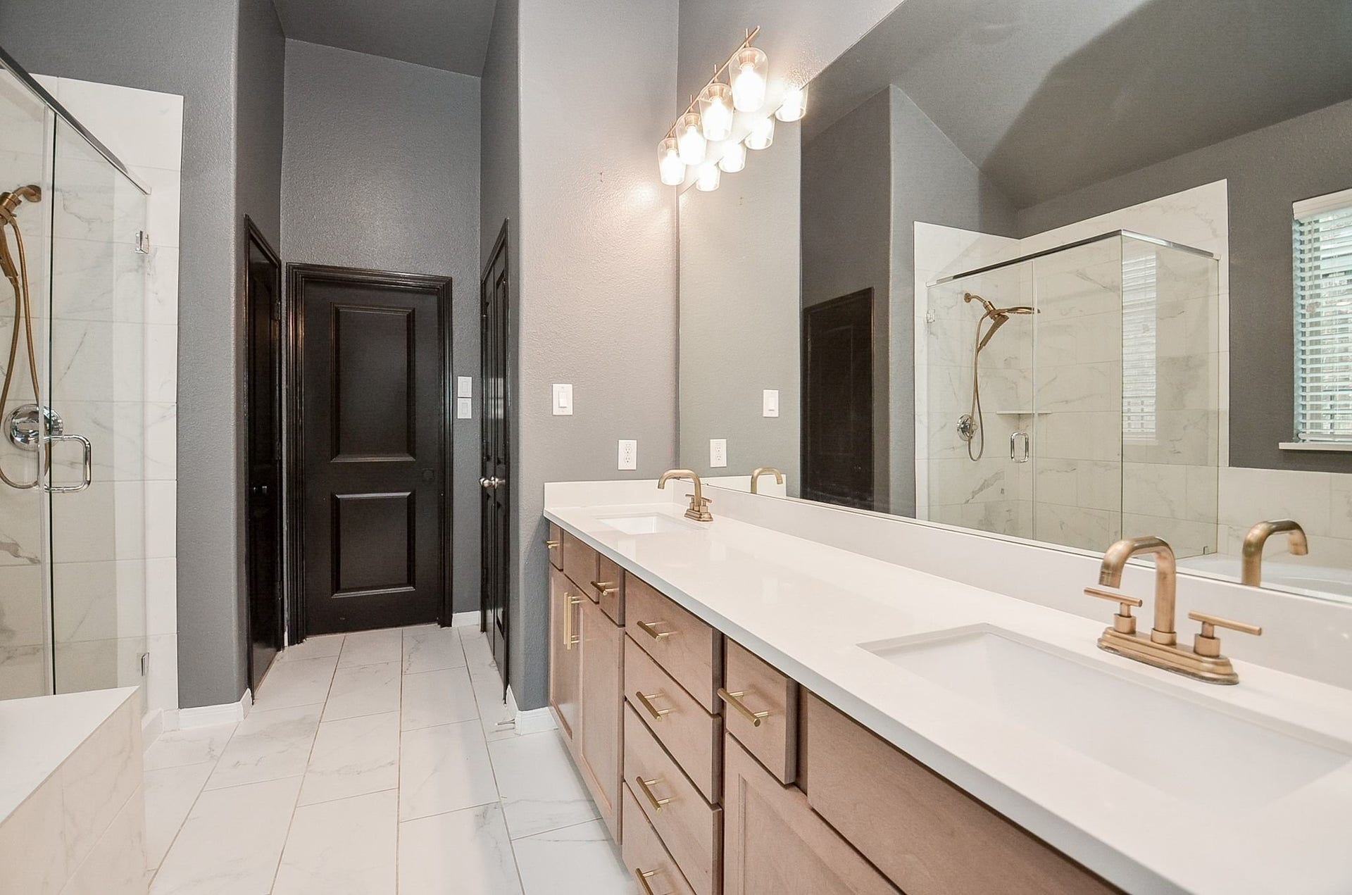 860 Marisol Bay Drive, Katy, TX 77493 The primary ensuite bathroom features a double vanity with modern fixtures, plenty of under the counter storage, double sinks, and sleek tile flooring for a luxurious feel.