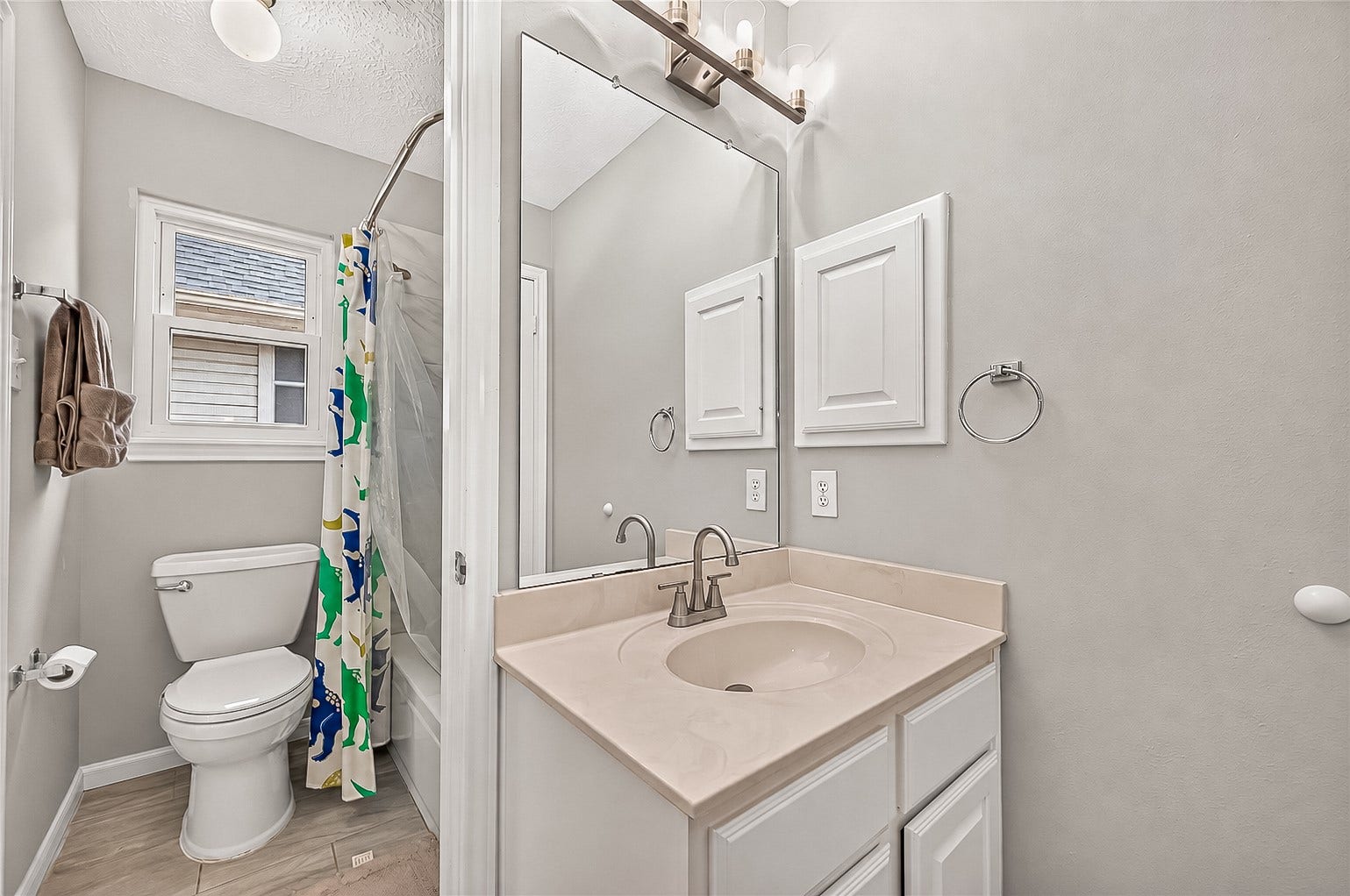 12906 Peach Meadow Drive, Cypress, TX 77429 Upstairs Jack and Jill Bath