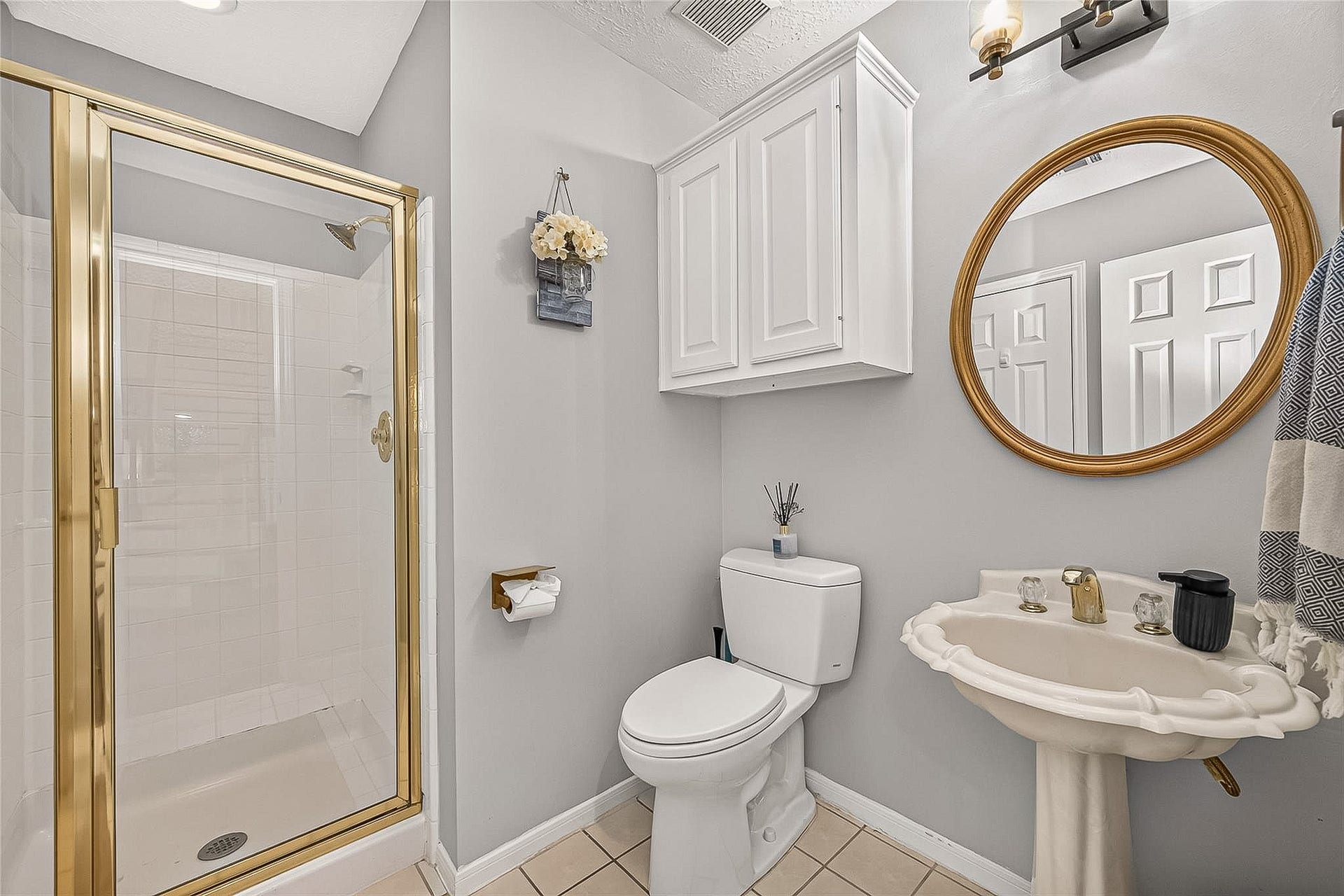 12906 Peach Meadow Drive, Cypress, TX 77429 First Floor Full Guest Bath