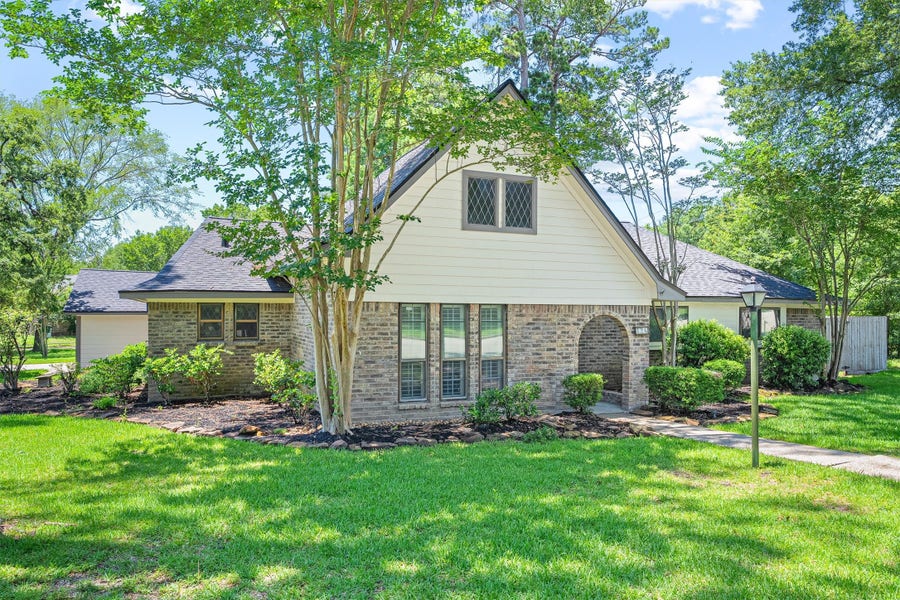 Property photo for 826 N Rivershire Drive, Conroe, TX