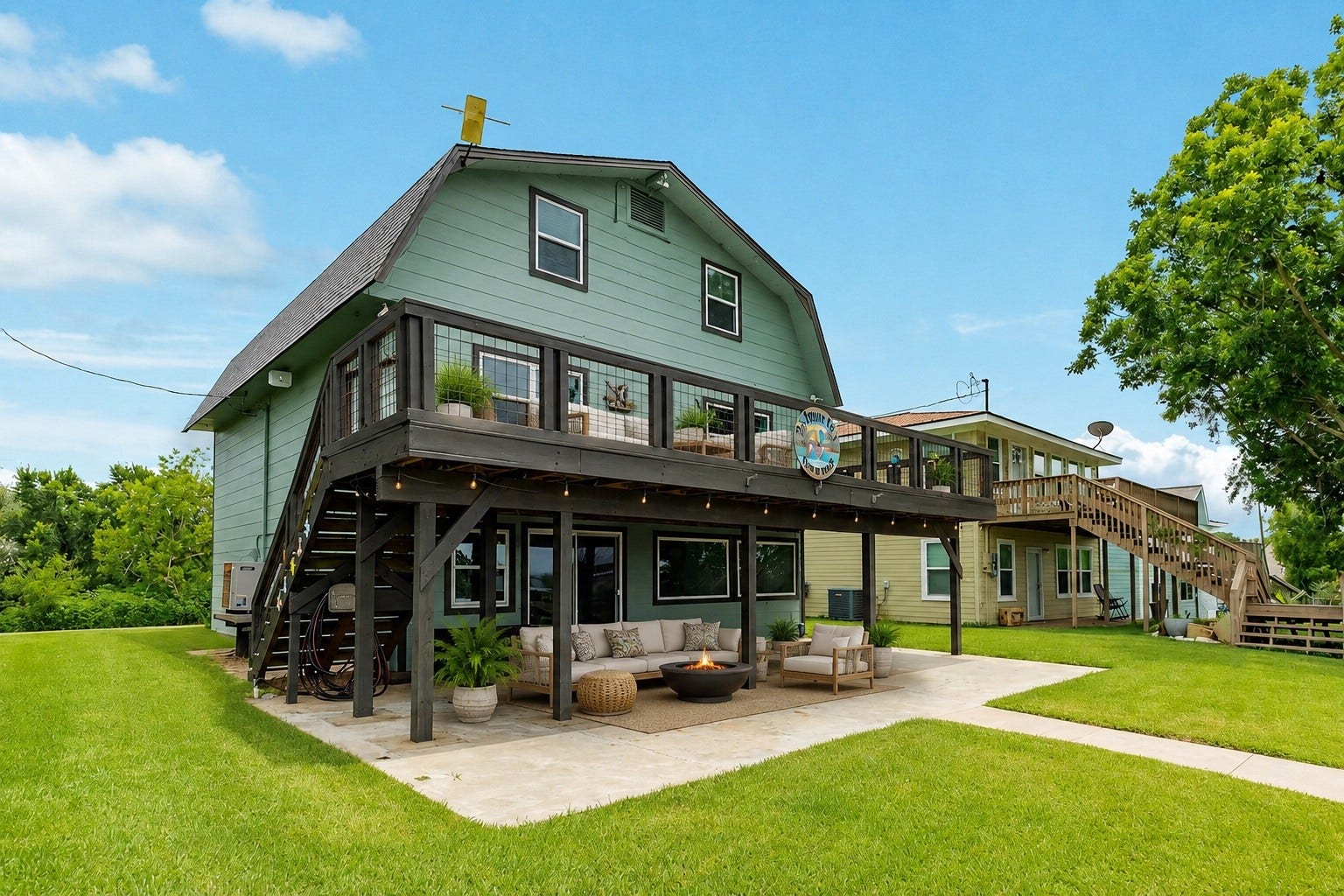5347 County Road 868e, Brazoria, TX 77422 Welcome to your waterfront retreat!