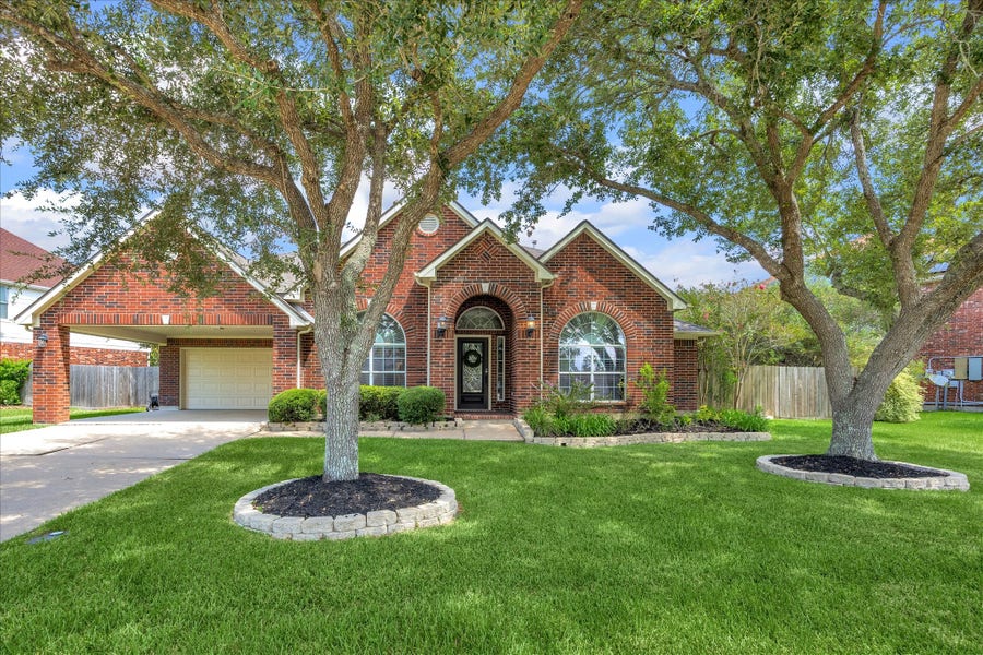 Property photo for 716 High Ridge Drive, Friendswood, TX