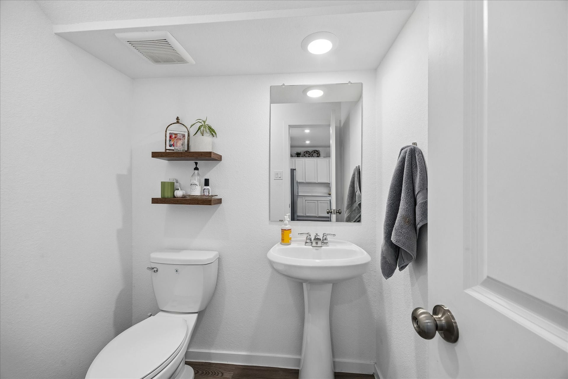 4322 Banfield Hills Lane, Baytown, TX 77521 Stylish half bath conveniently located off the entry foyer.