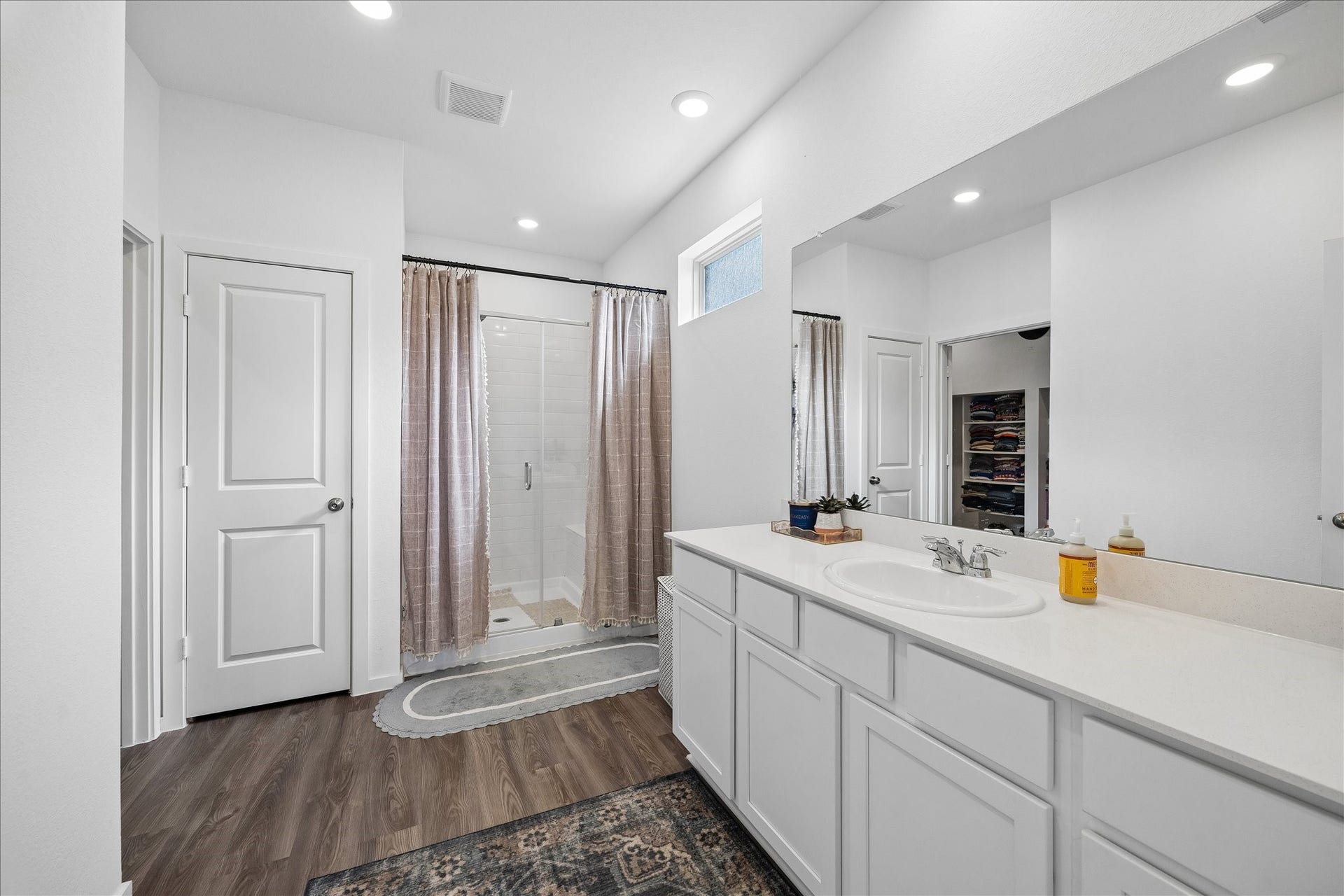 4322 Banfield Hills Lane, Baytown, TX 77521 Beautiful en suite bathroom off the primary.