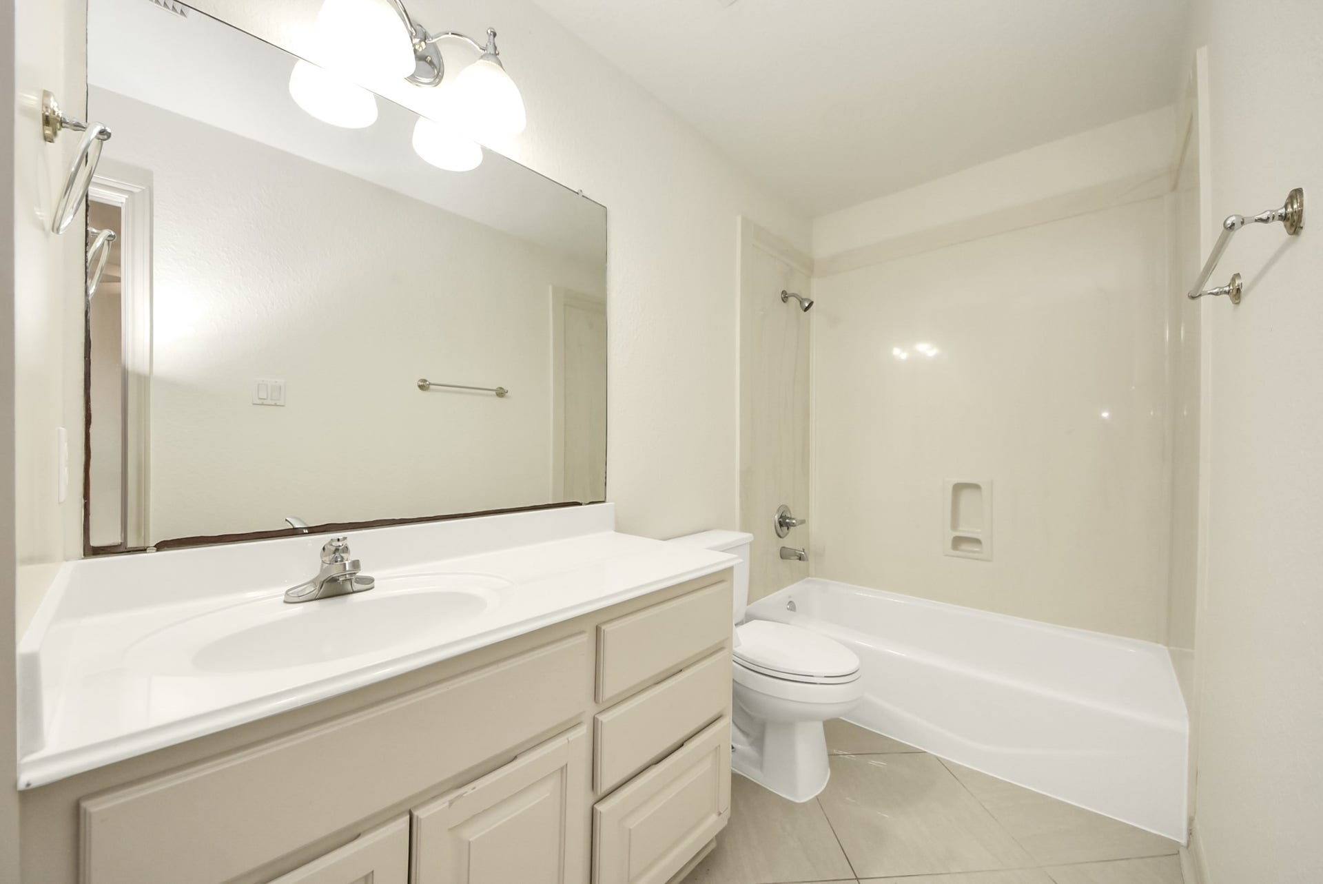 3237 Avenue G 1/2, Santa Fe, TX 77510 Secondary Bath.