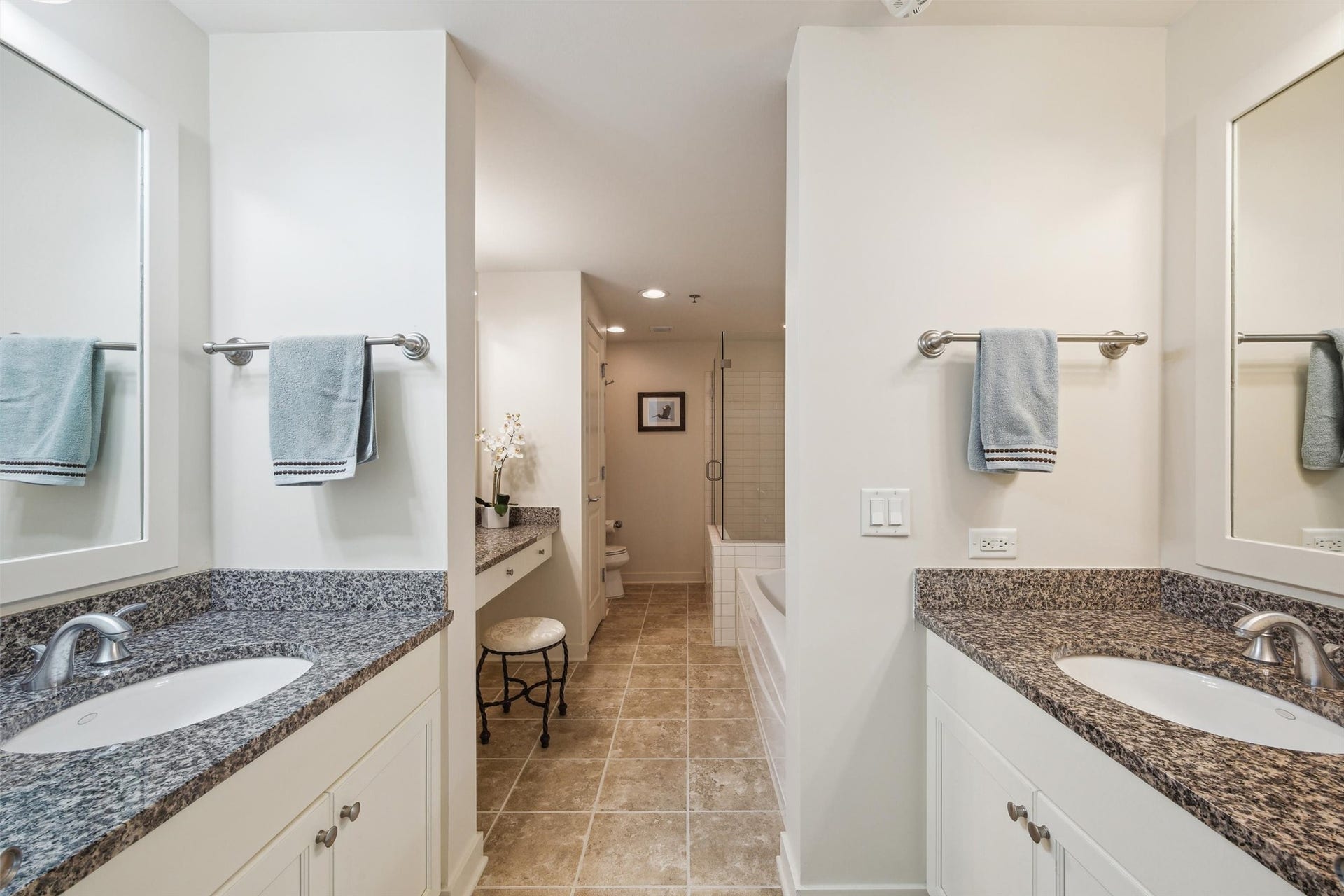 801 E Beach Drive, #TW1600, Galveston, TX 77550 Dual sinks in primary