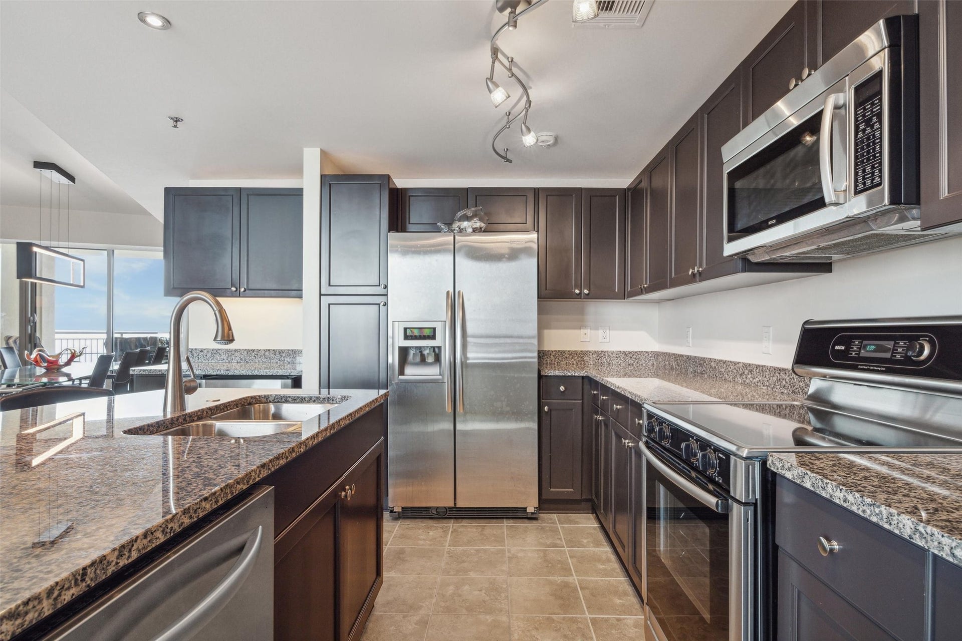 801 E Beach Drive, #TW1600, Galveston, TX 77550 Open kitchen with winebar