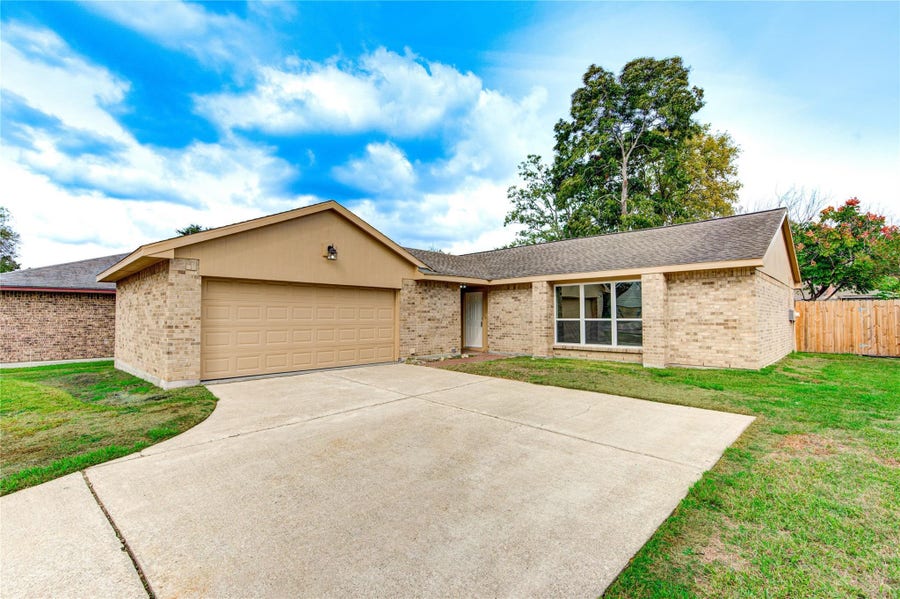 Property photo for 328 Meadow Wood Court, League City, TX