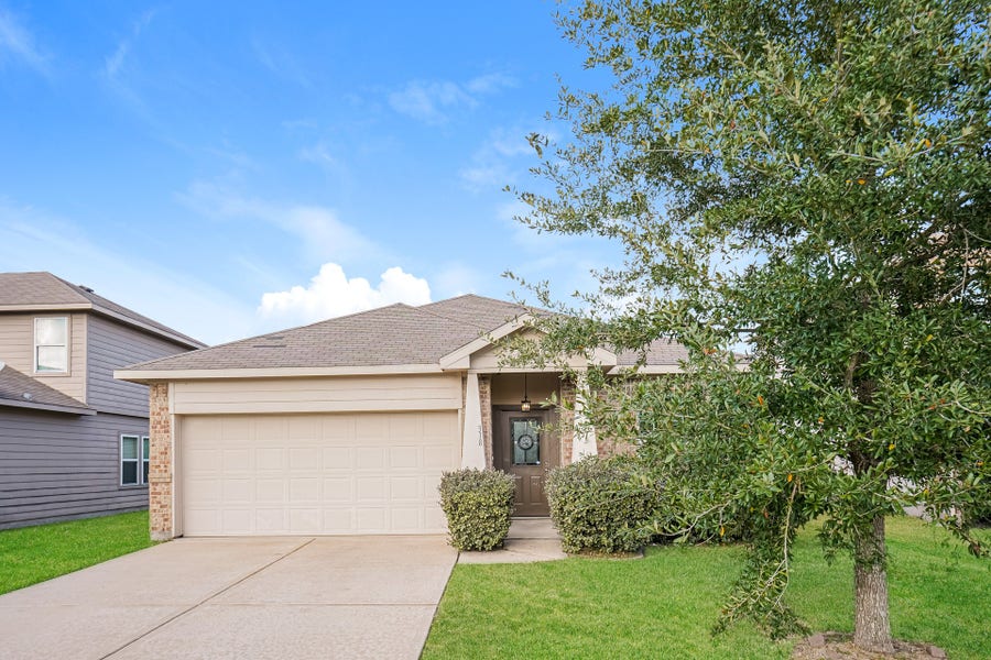 Property photo for 318 Apache Field Lane, La Marque, TX