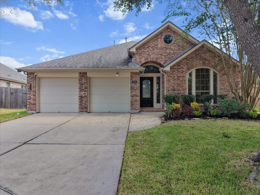Property photo for 2805 Enchanted Lake Drive, Pearland, TX