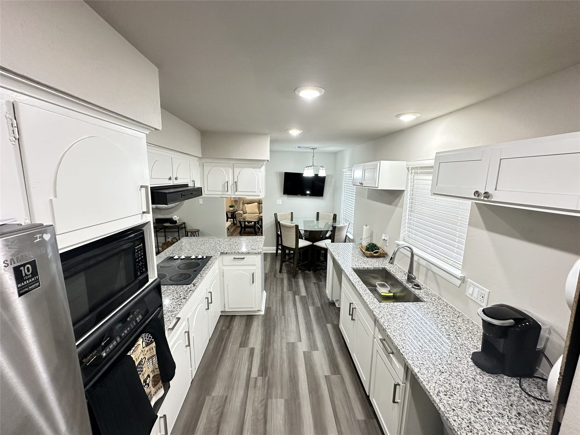 201 S 5th Street, Highlands, TX 77562