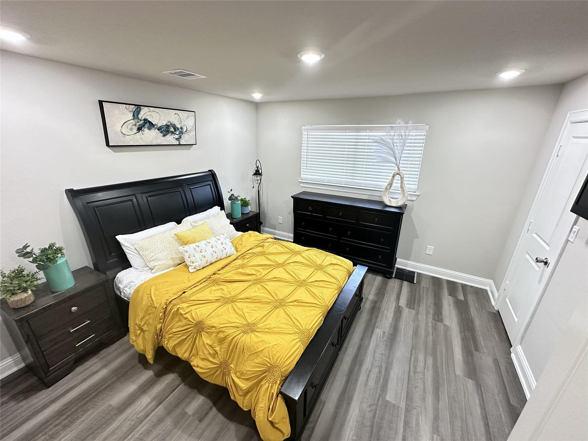 201 S 5th Street, Highlands, TX 77562