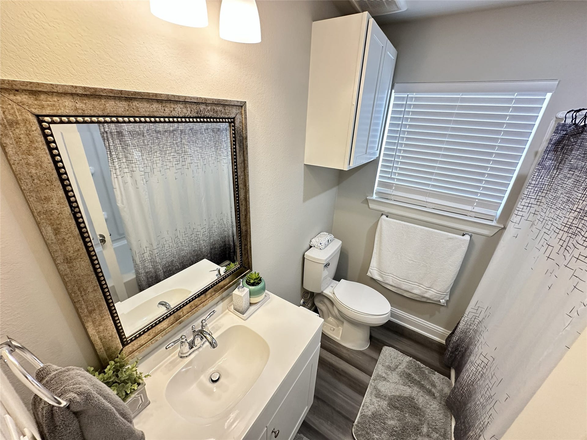 201 S 5th Street, Highlands, TX 77562