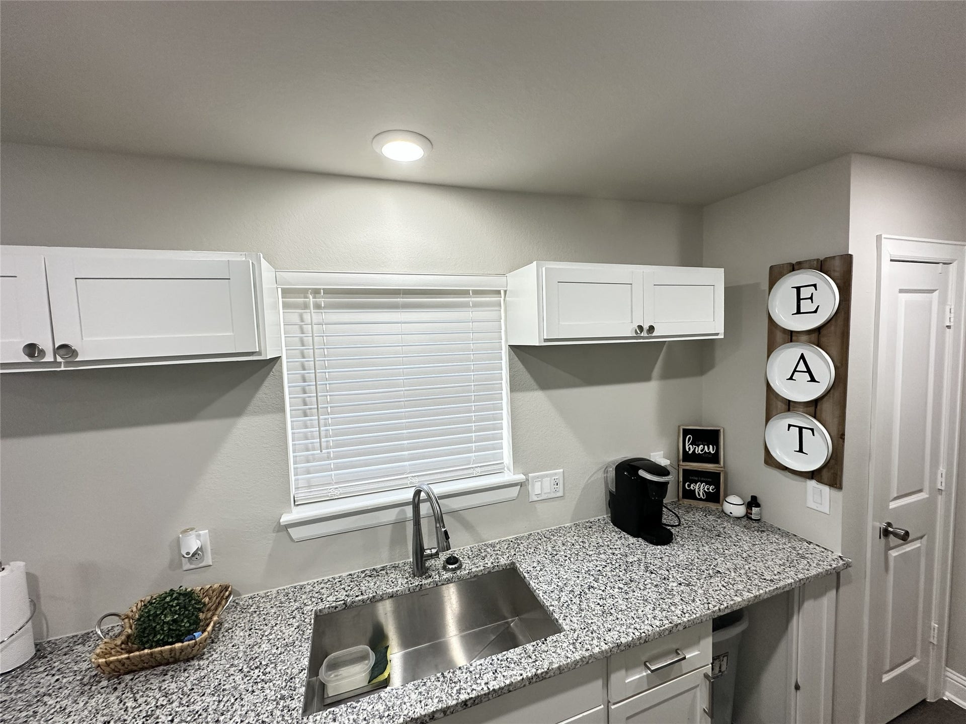 201 S 5th Street, Highlands, TX 77562