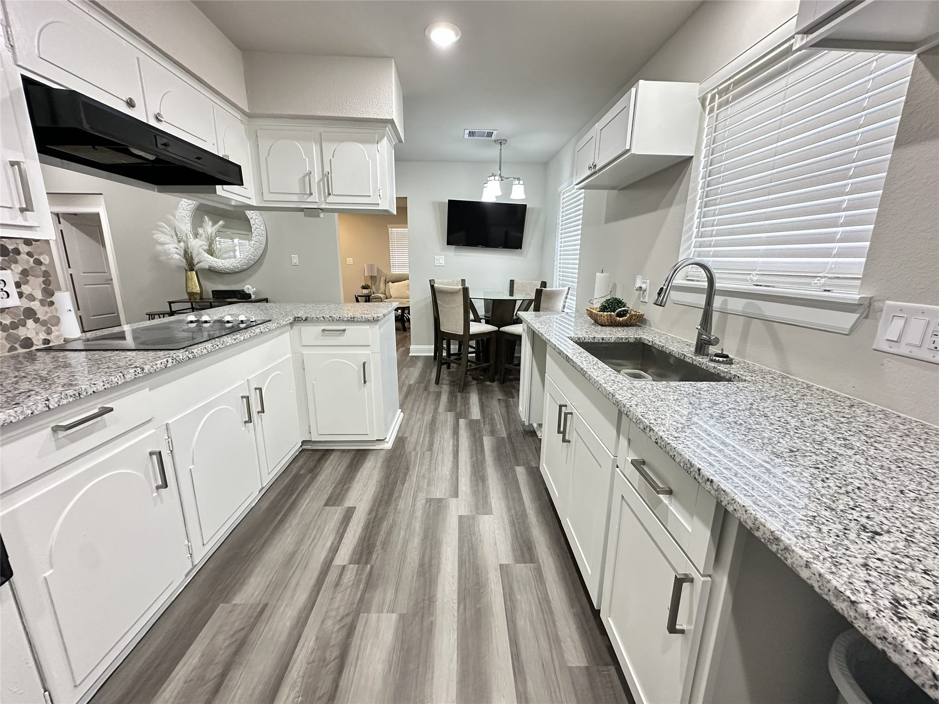 201 S 5th Street, Highlands, TX 77562