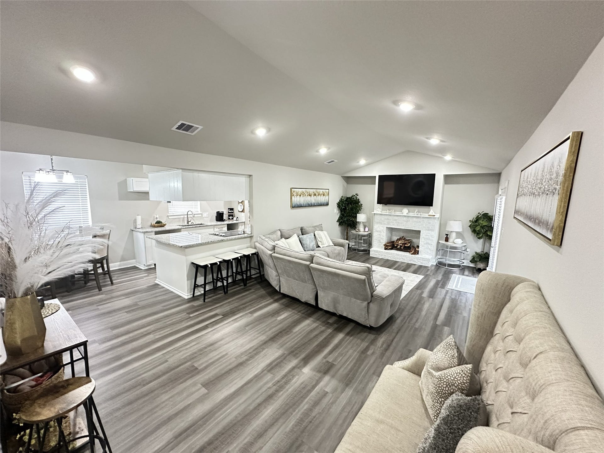201 S 5th Street, Highlands, TX 77562
