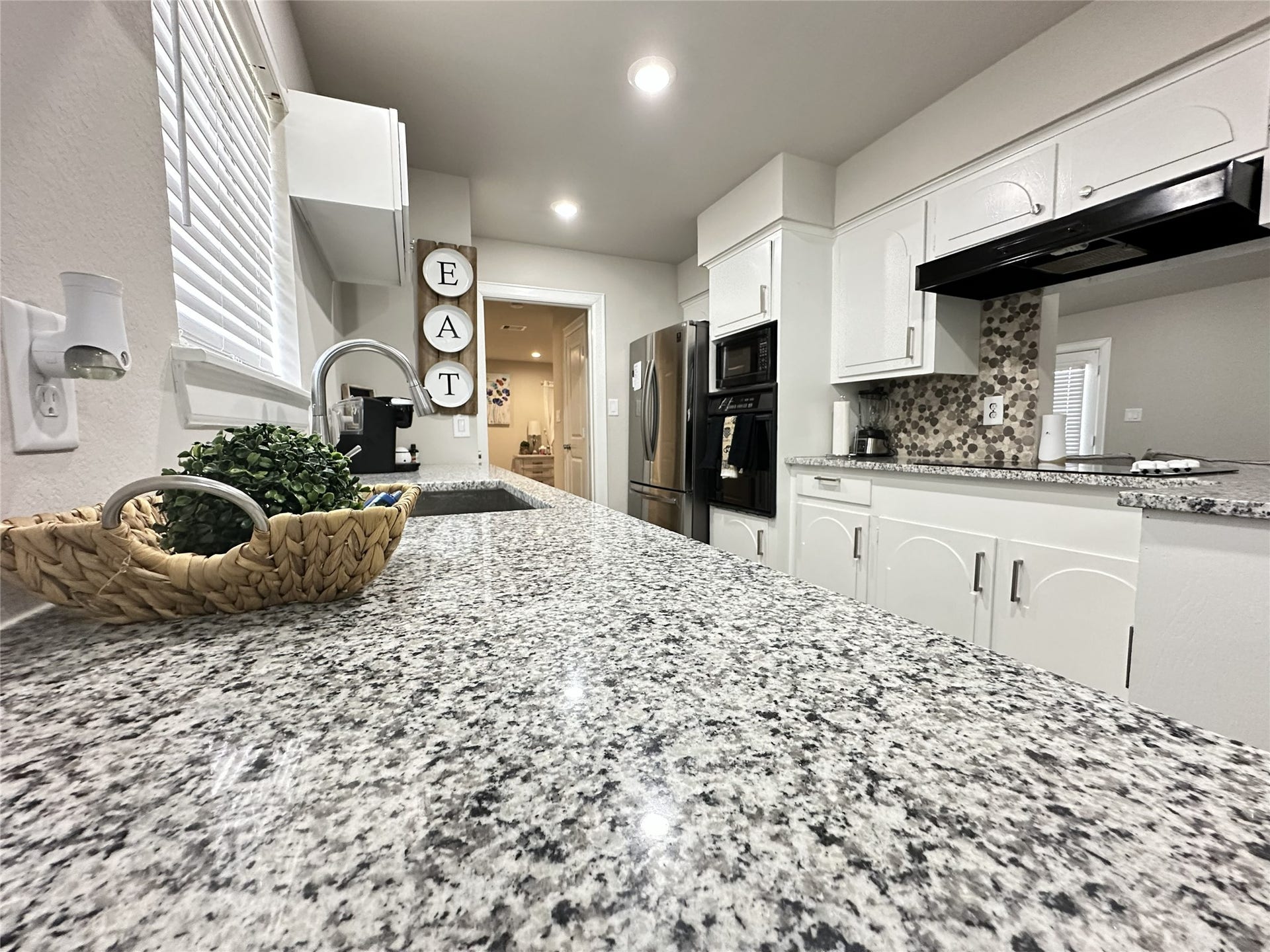 201 S 5th Street, Highlands, TX 77562