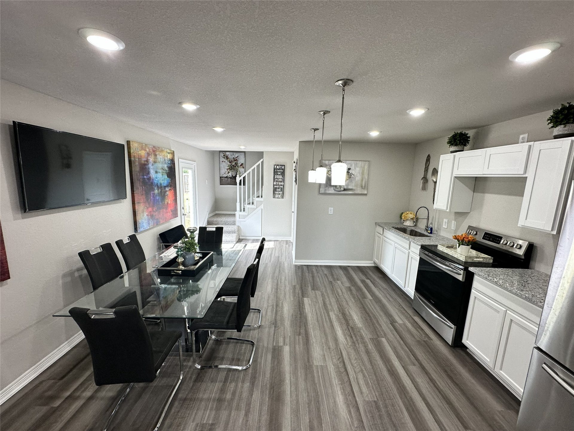 201 S 5th Street, Highlands, TX 77562