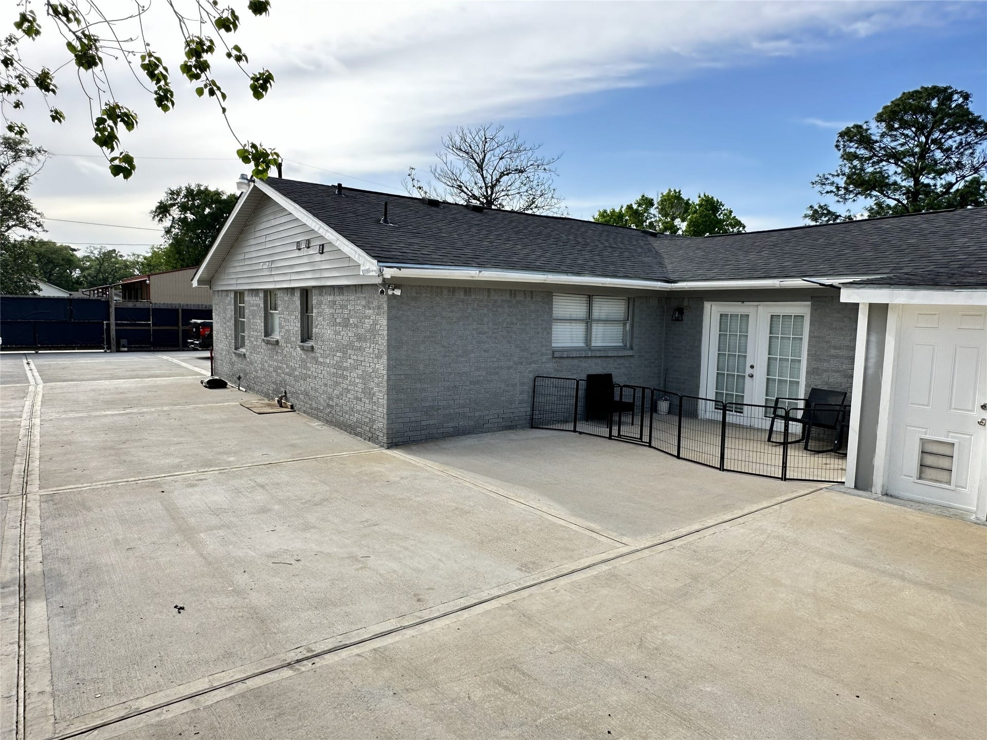 201 S 5th Street, Highlands, TX 77562