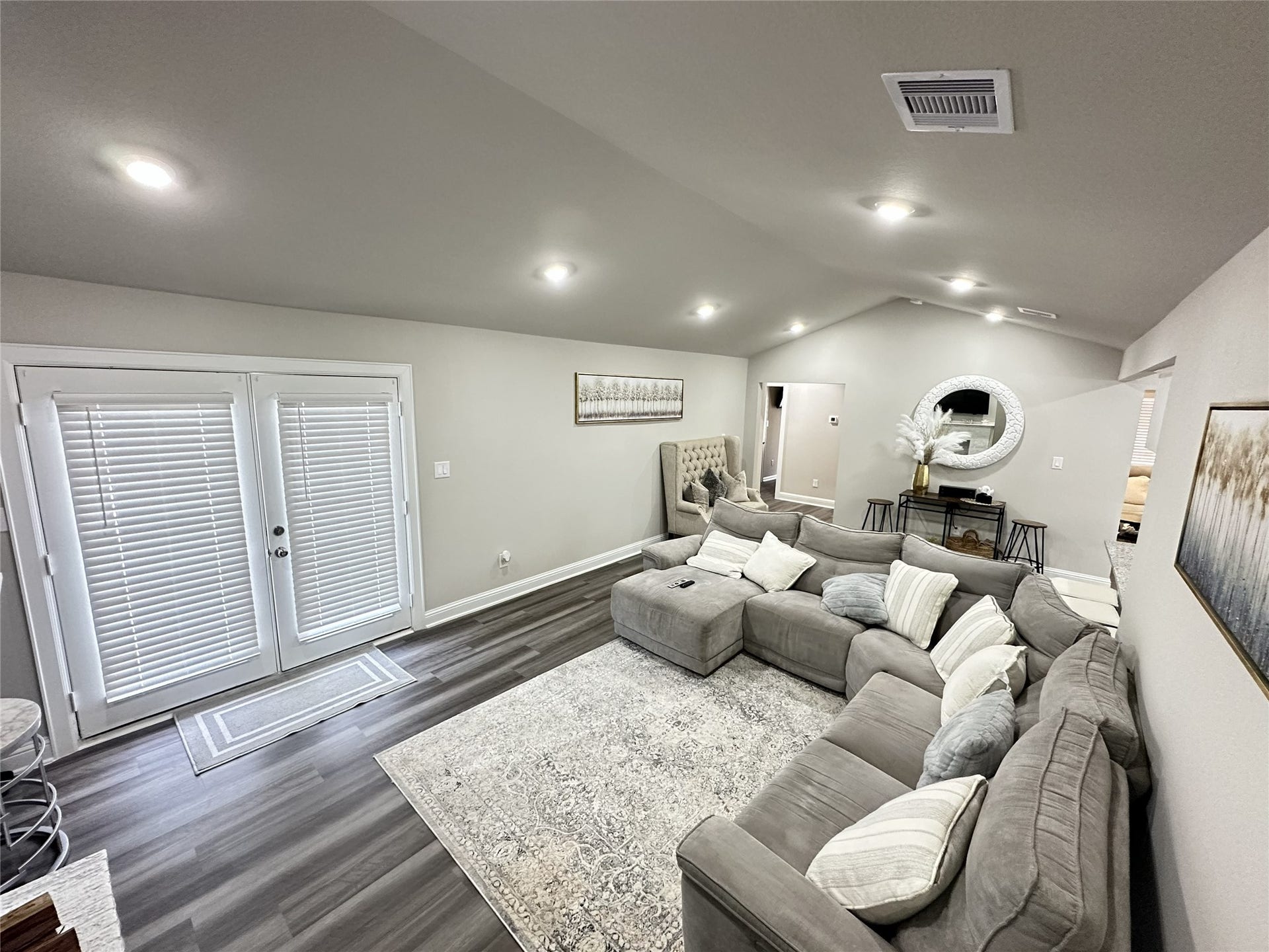 201 S 5th Street, Highlands, TX 77562