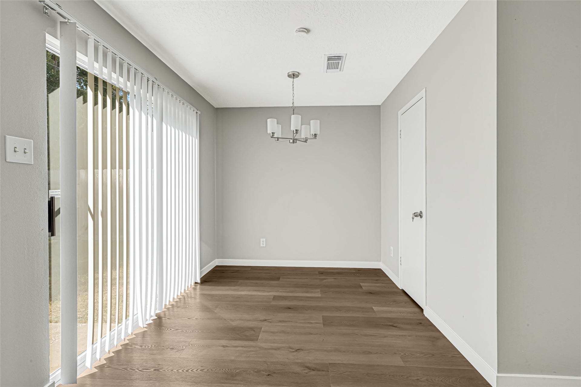 Natural light and a functional layout for everyday dining