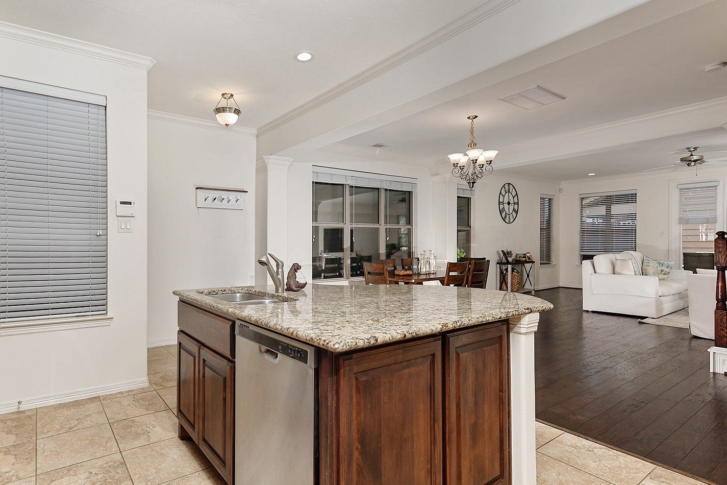 1046 W 26th Street, Houston, TX 77008 1046 W 26th Street, Houston, TX 77008