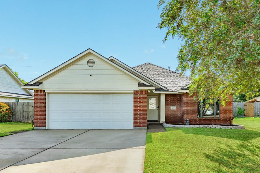 Property photo for 1164 Thomas Drive, Angleton, TX