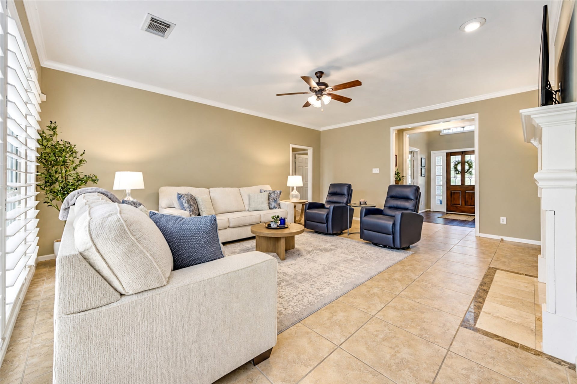 23338 Grand Springs Drive, Katy, TX 77494 The light and bright family room has plenty of space for large gatherings.