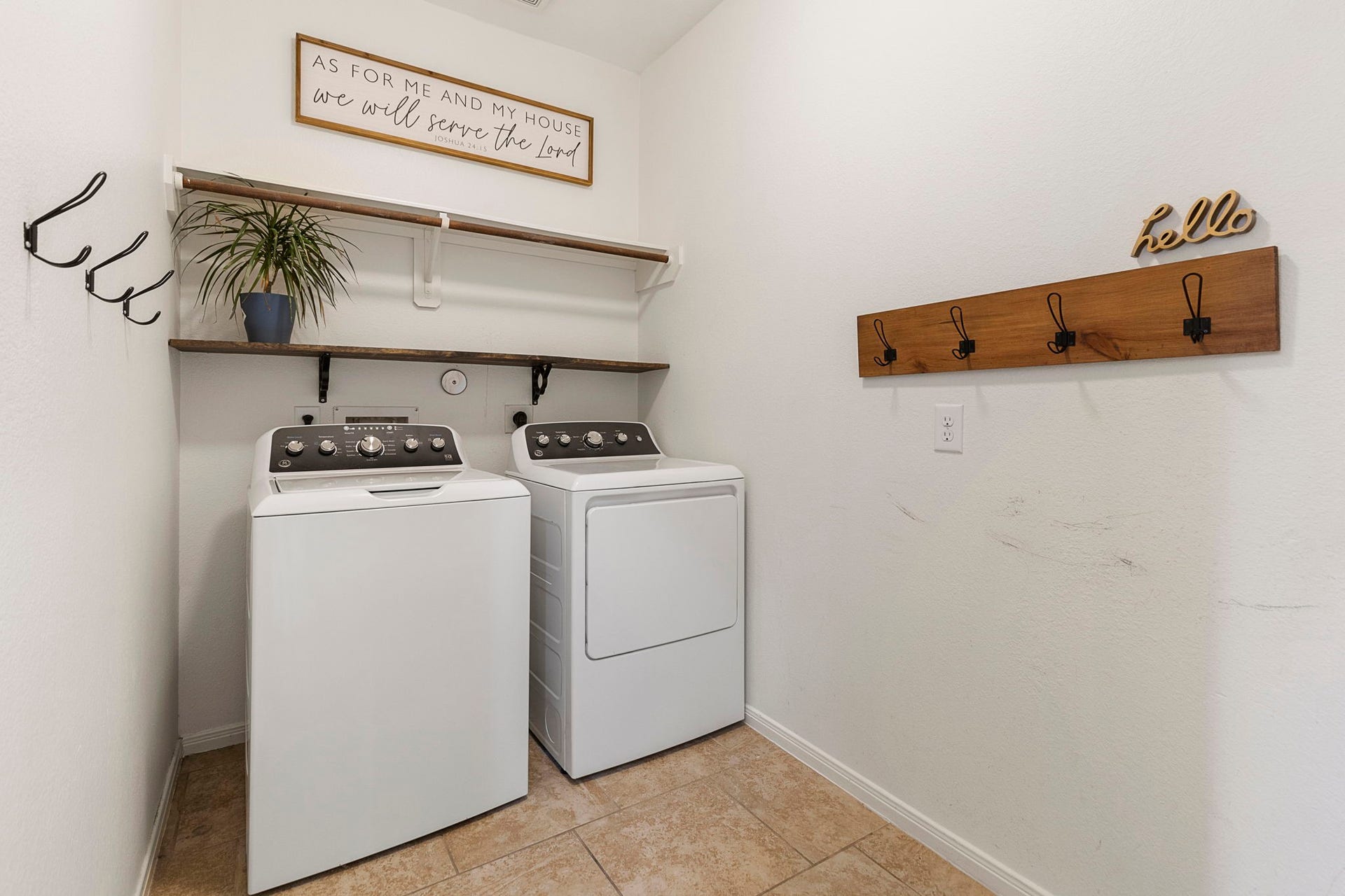 22810 Dale River Road, Tomball, TX 77375 Spacious Utility room just off the garage and leads directly to the kitchen making carrying in groceries a breeze.