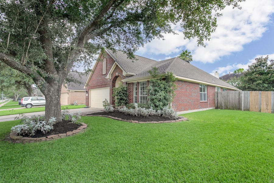 Property photo for 1828 Barretts Glen Drive, Pearland, TX