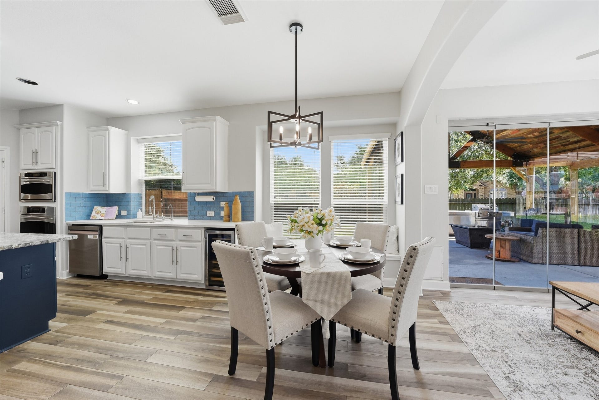 2710 Golden Larch Drive, Katy, TX 77494 The breakfast area blends the kitchen into the adjoining sunroom.