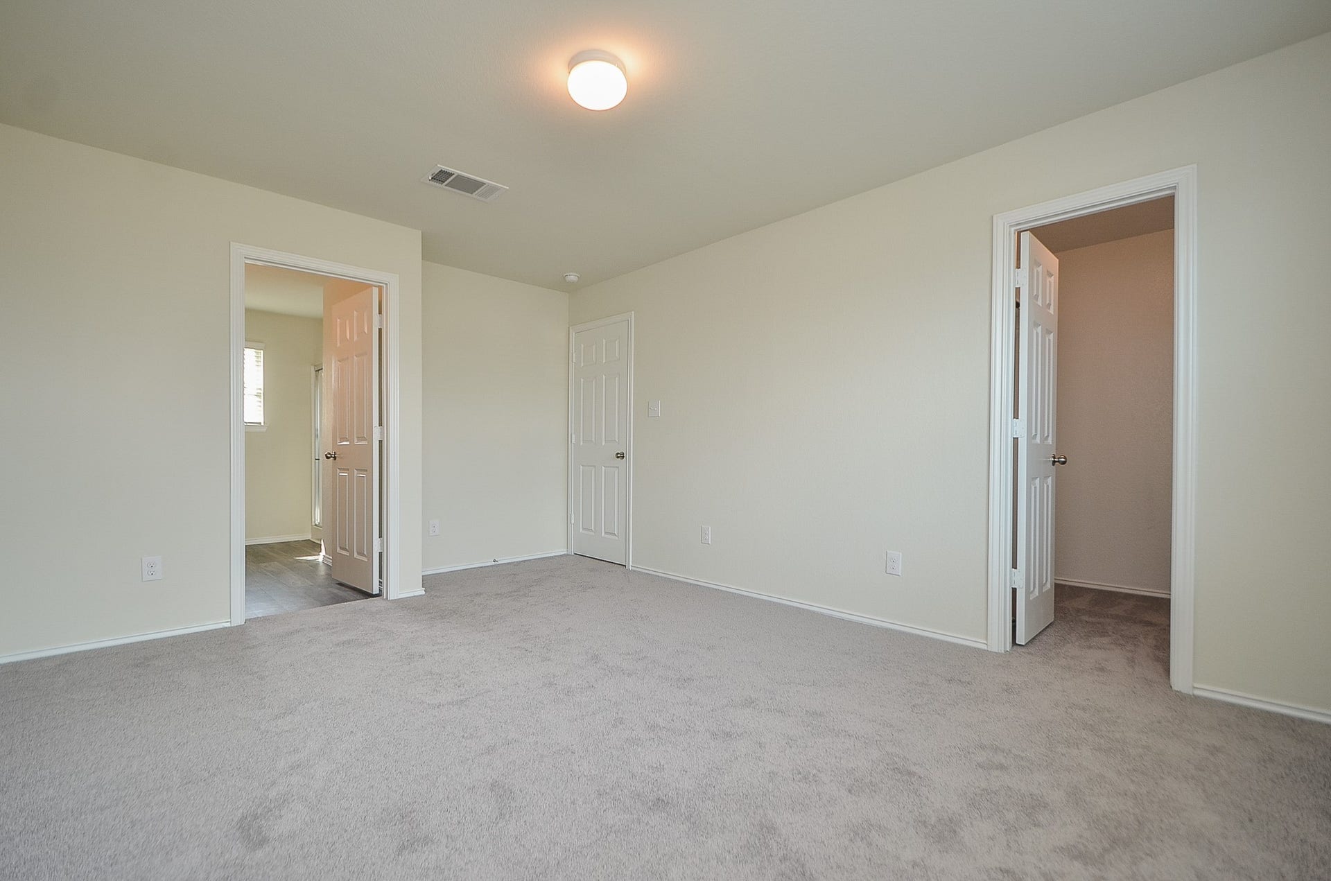 Huge primary bedroom w/ generous closet space & Shaw carpet w/ 5.5 lb carpet pad!