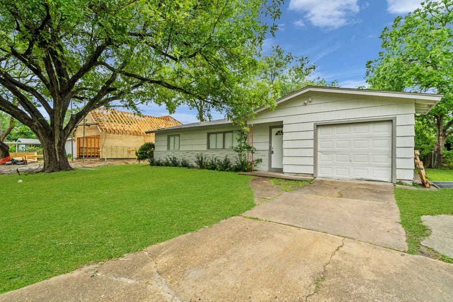 Property photo for 207 W Saunders Street, League City, TX