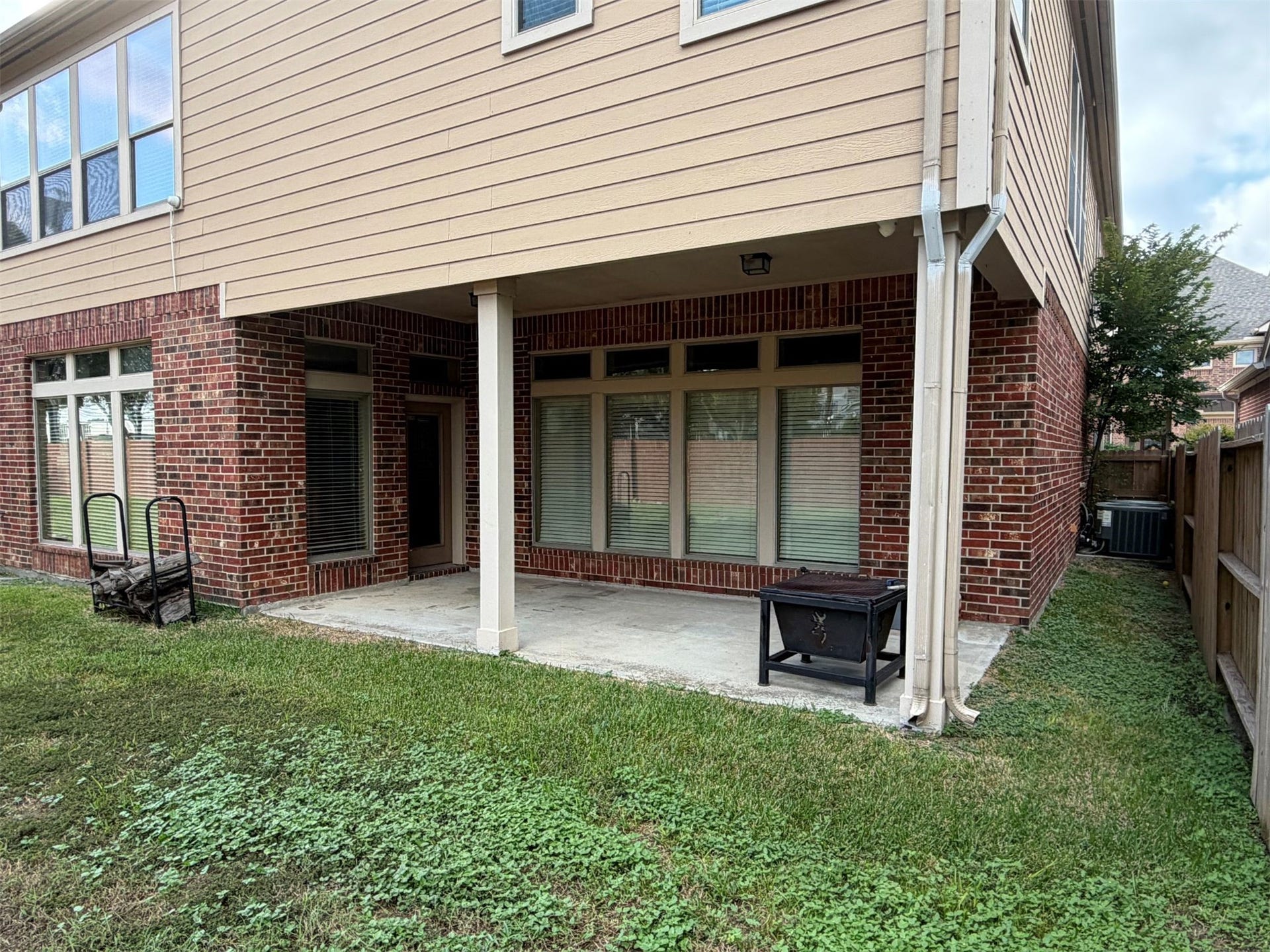3502 Urban Woods Trail, Houston, TX 77008 This large, covered patio is located just outside the kitchen and den...