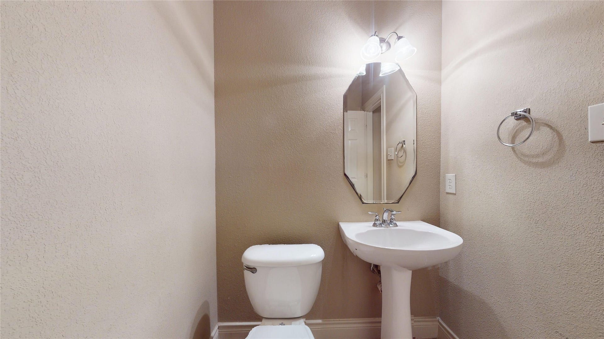 3502 Urban Woods Trail, Houston, TX 77008 Powder room...