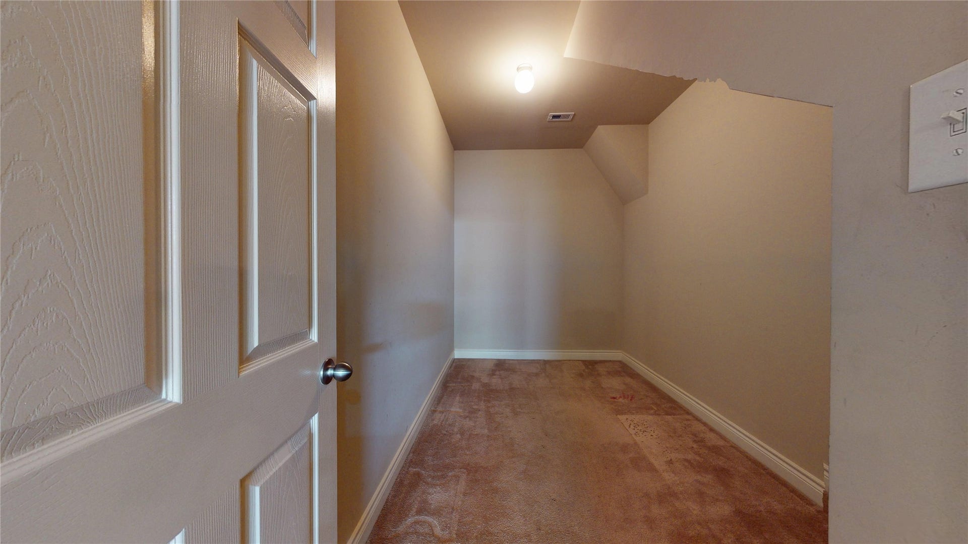 3502 Urban Woods Trail, Houston, TX 77008 Here's the extra large closet under the stairs...