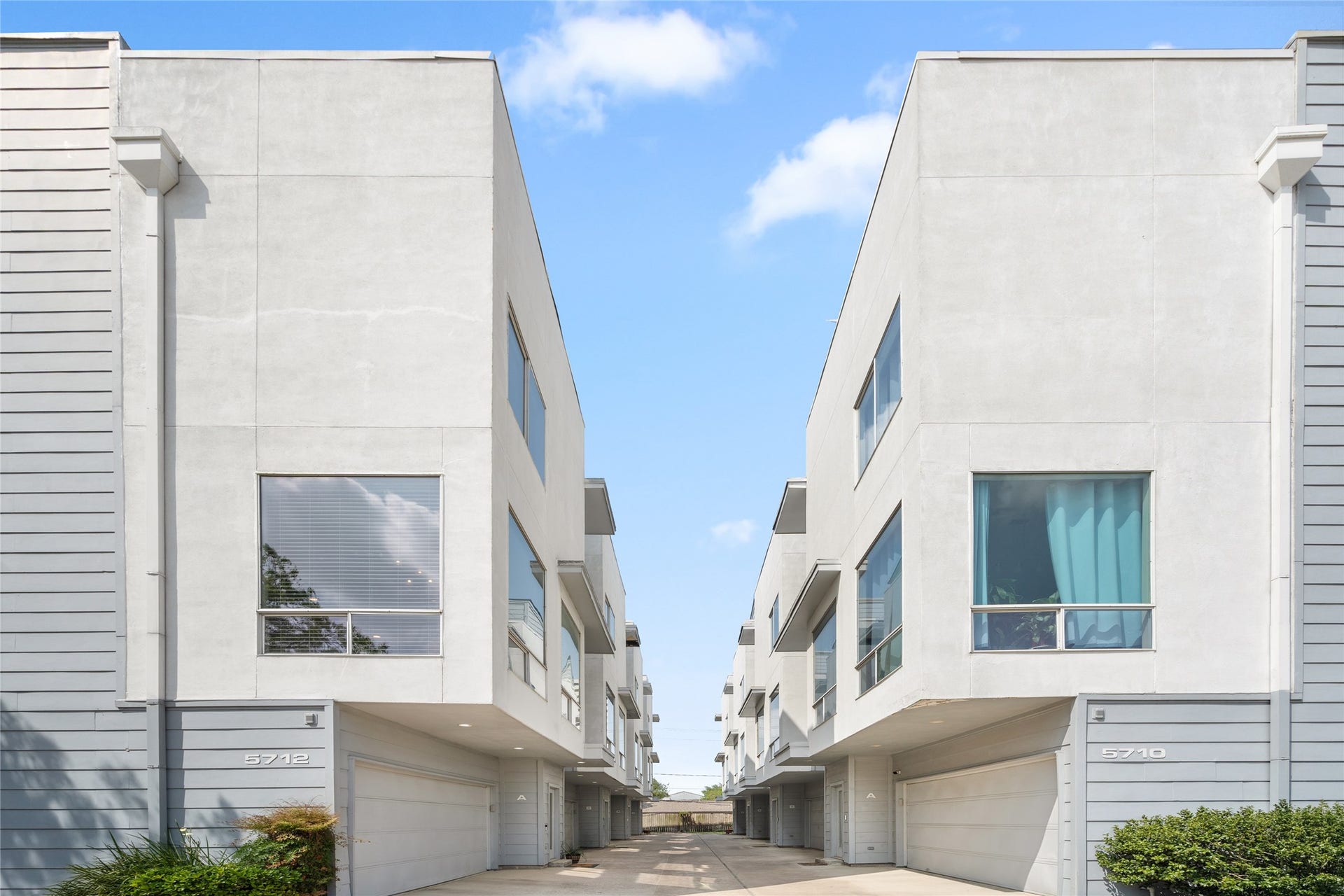 5712 Winsome Lane, #5, Houston, TX 77057 Stylish and well-maintained townhome community with a modern aesthetic. Gated entrance and private garages provide security and convenience. A prime location with contemporary design and spacious layouts.