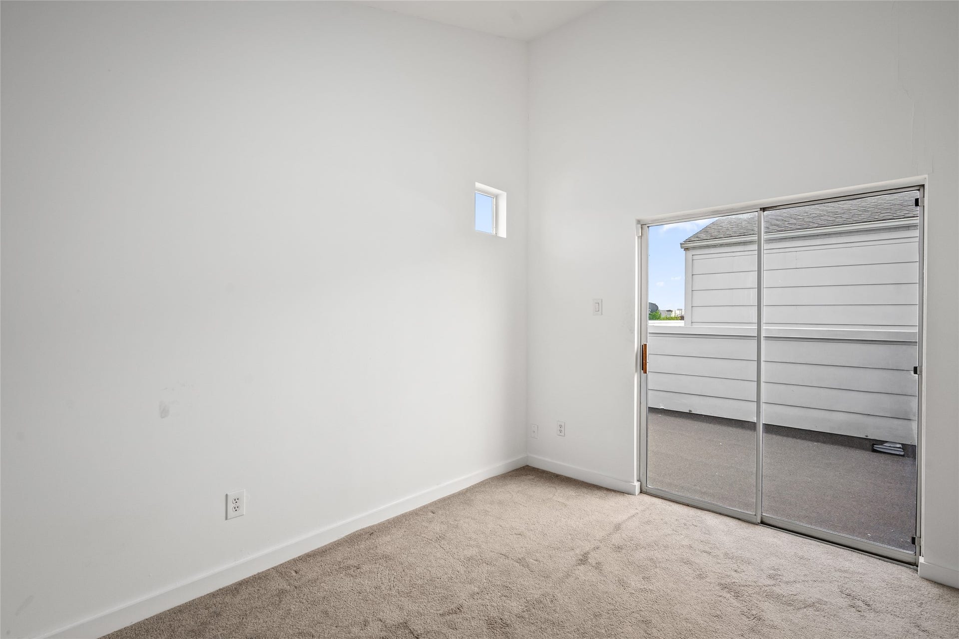 5712 Winsome Lane, #5, Houston, TX 77057 Sliding glass doors lead to the expansive rooftop terrace, seamlessly blending indoor and outdoor living. Enjoy effortless access to your private outdoor oasis, perfect for entertaining or unwinding while taking in the views.