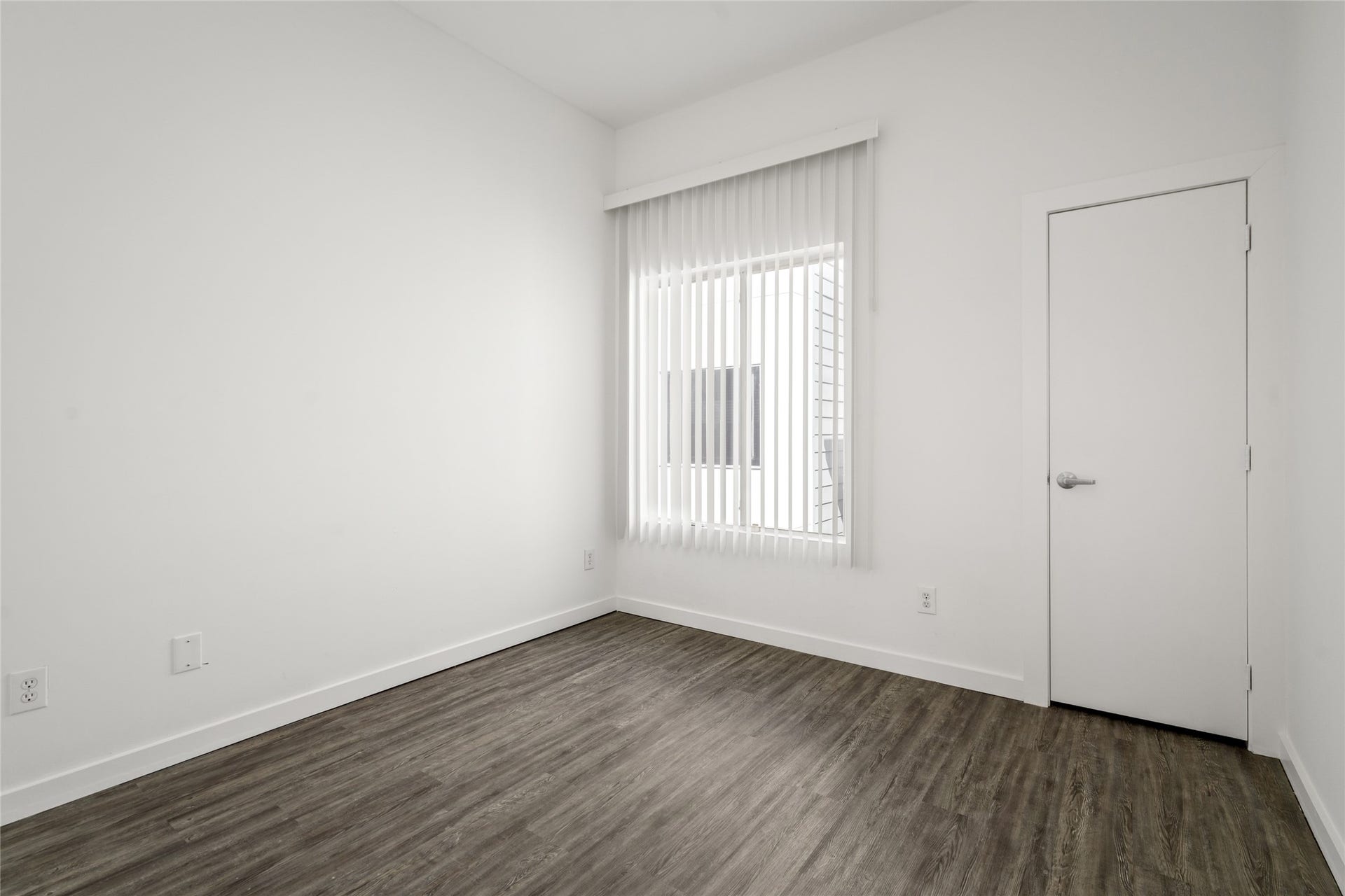 5712 Winsome Lane, #5, Houston, TX 77057 Cozy secondary bedroom providing a versatile space, perfect for guests, a home office, or a personal retreat, with plenty of room to create your ideal environment.