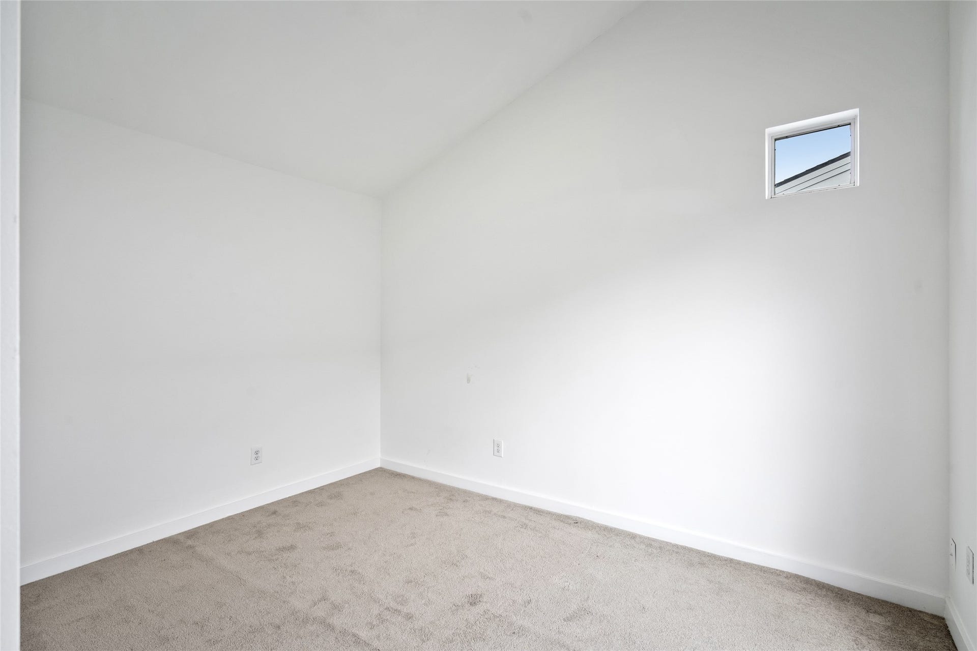 5712 Winsome Lane, #5, Houston, TX 77057 Versatile extra room that can easily be transformed into a home office, exercise room, or creative space to suit your needs.