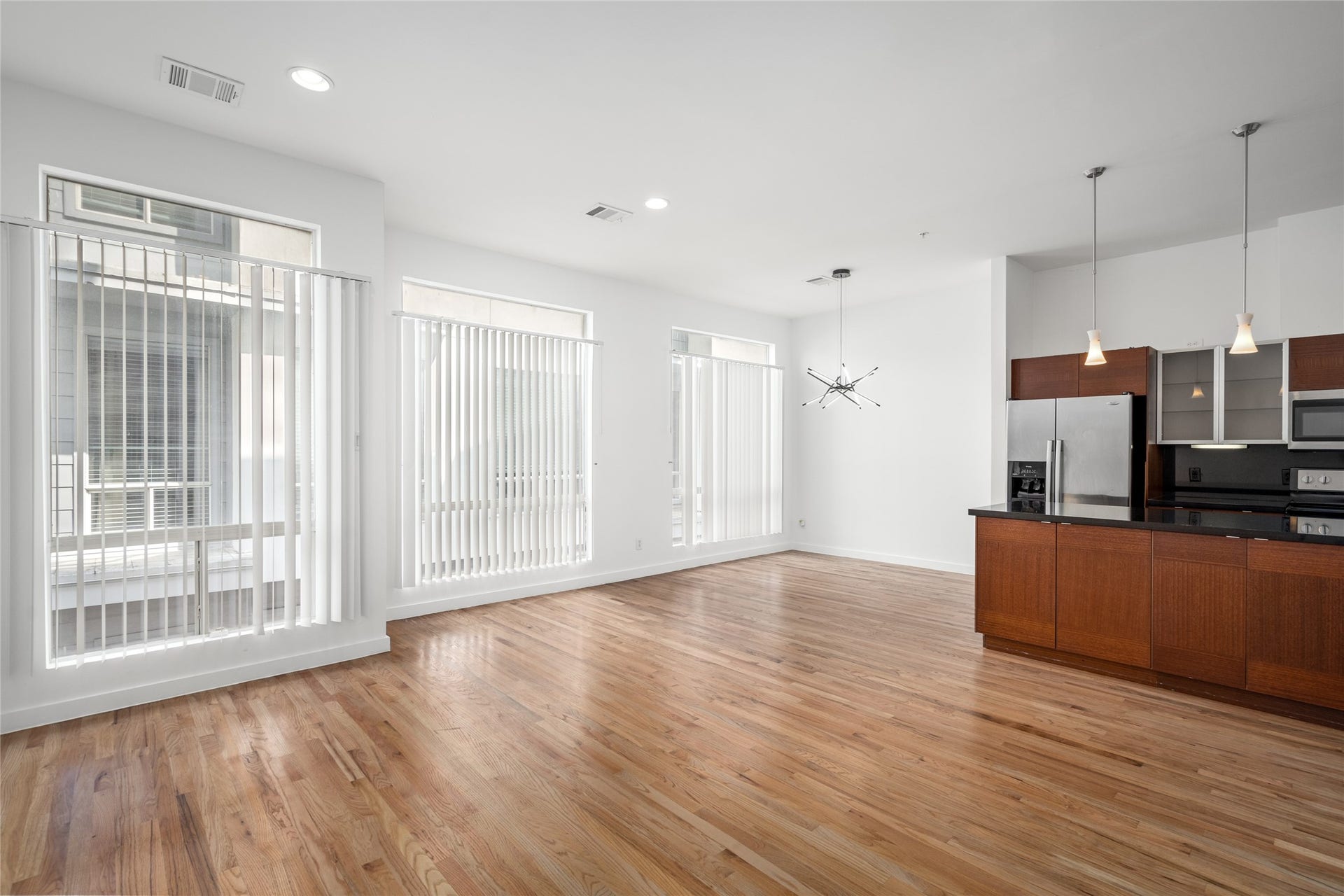 5712 Winsome Lane, #5, Houston, TX 77057 ***Virtually staged to show the room's potential when furniture is added.***