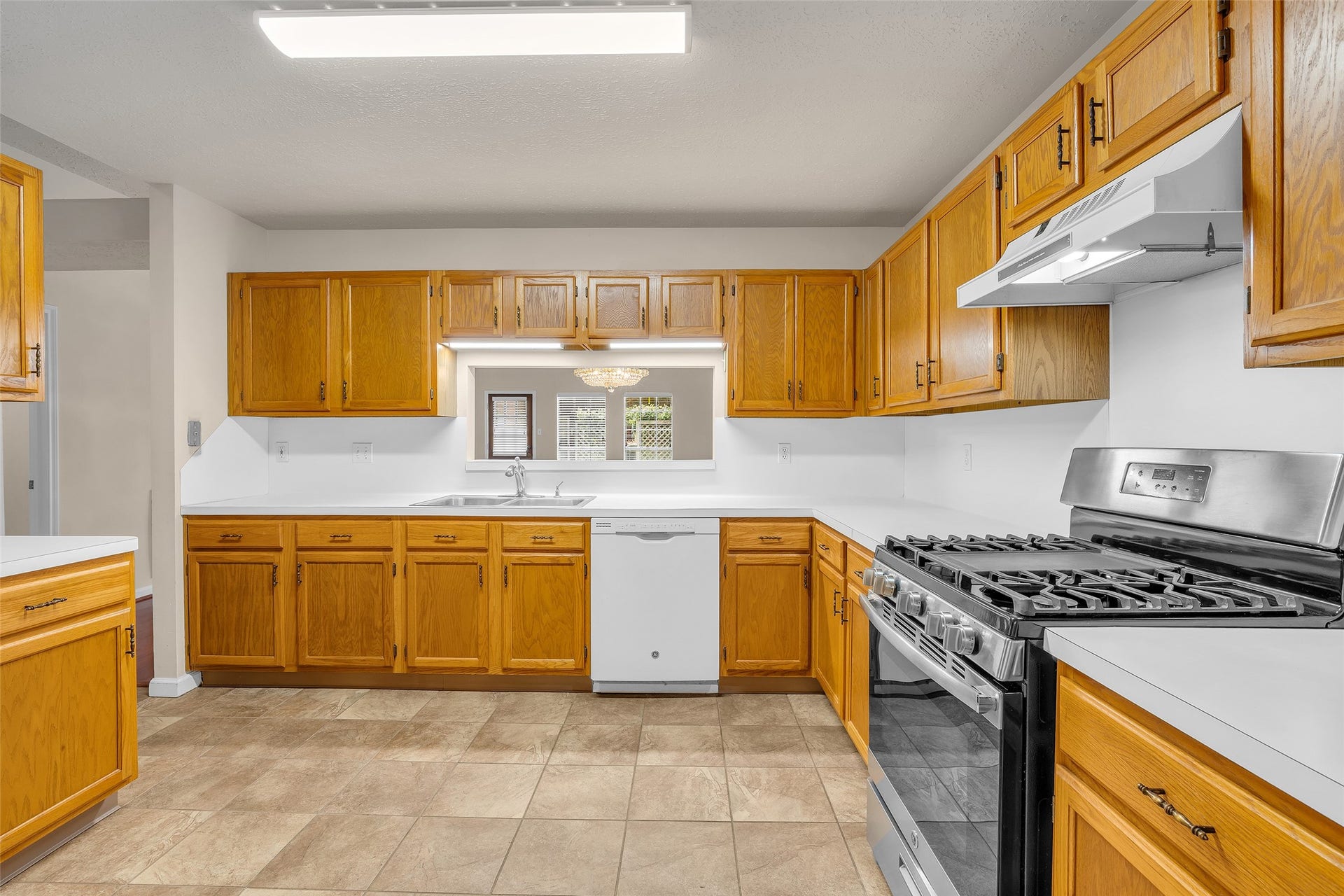 3310 Country Meadows Court, Pearland, TX 77584 The kitchen features a functional layout designed for efficient cooking, easy movement, and practical everyday use.