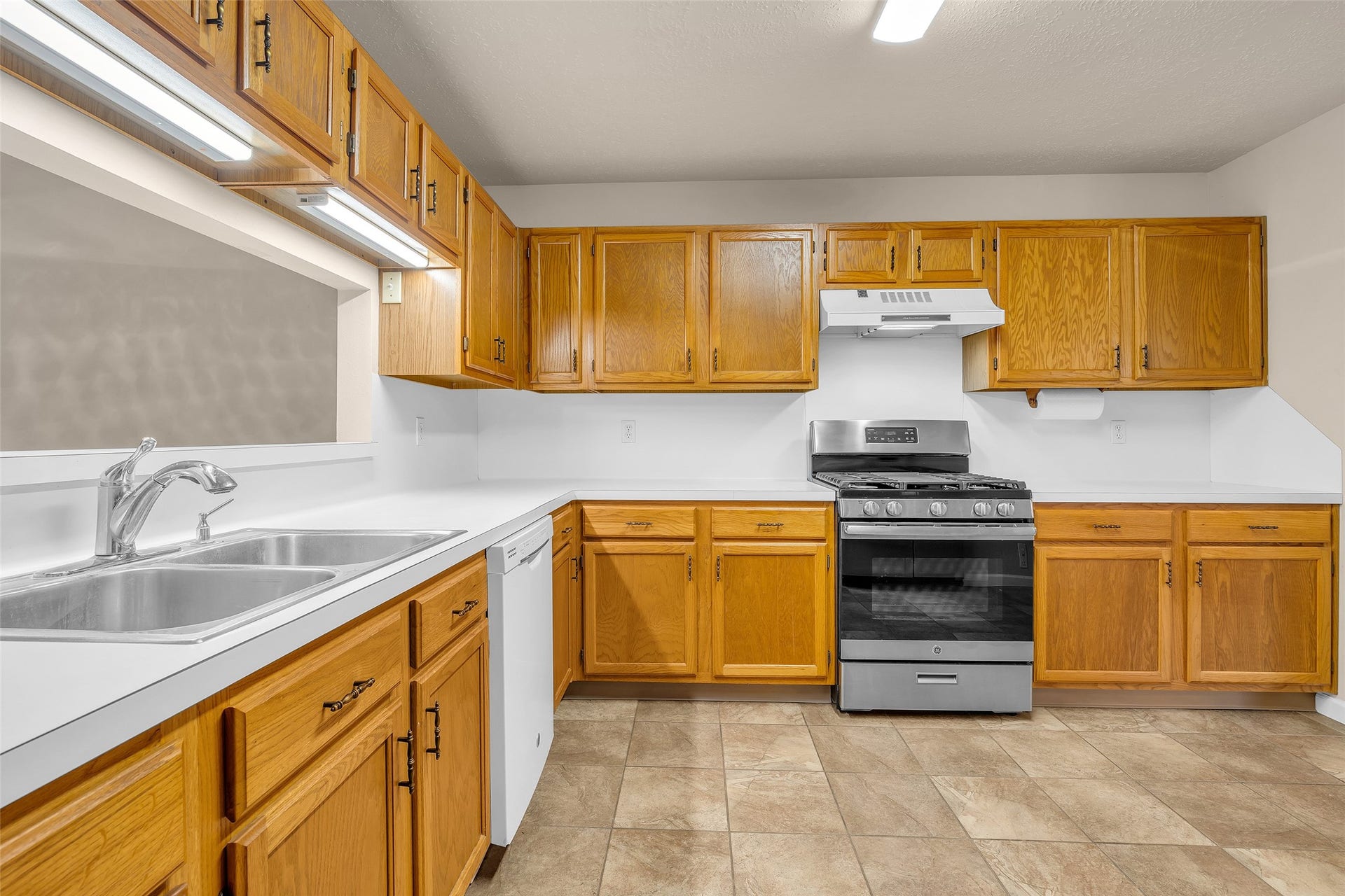 3310 Country Meadows Court, Pearland, TX 77584 Plenty of cabinetry provides ample storage space, paired with a dual sink that adds convenience for meal prep and cleanup.