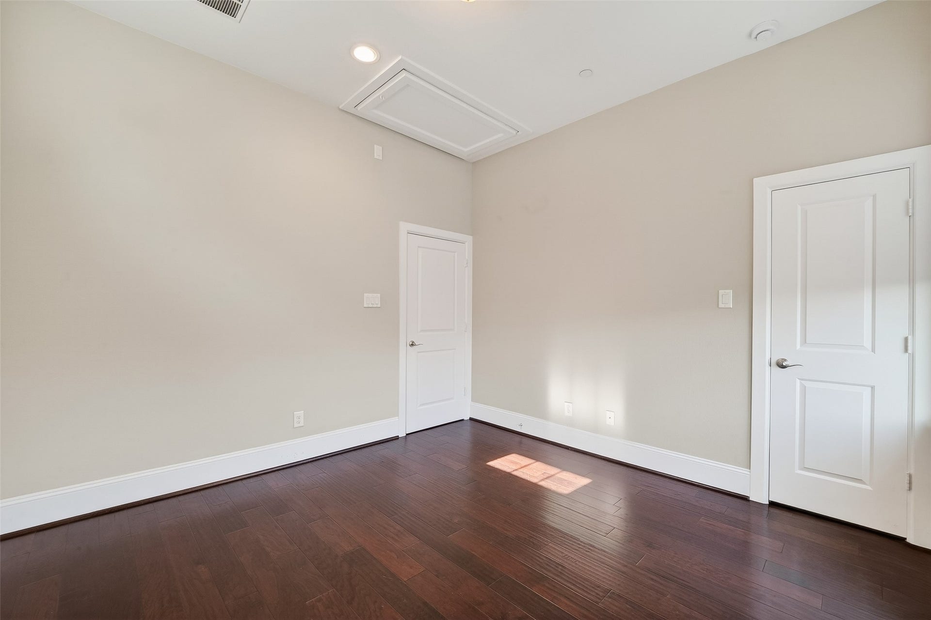 816 Yale Street, #C, Houston, TX 77007 This third floor secondary bedroom features a clean, modern design with neutral walls and rich hardwood flooring. It has recessed lighting, a white door, and a small window that allows natural light in, creating a bright and inviting space.